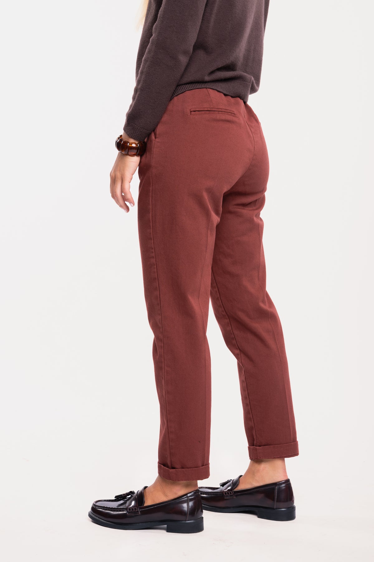 Pull ample marron avec pantalon chino acajou et paire de mocassins de dos