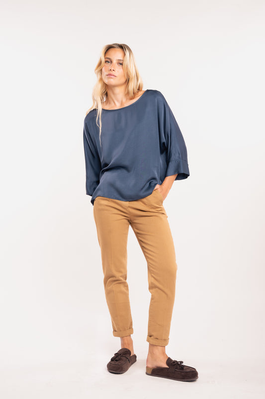 Blouse satinée bleue et pantalon chino 7/8ème pour femme camel 