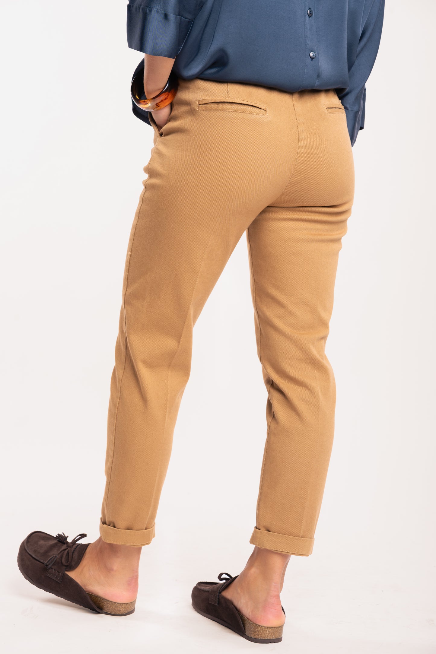 Pantalon chino 7/8ème pour femme camel de dos