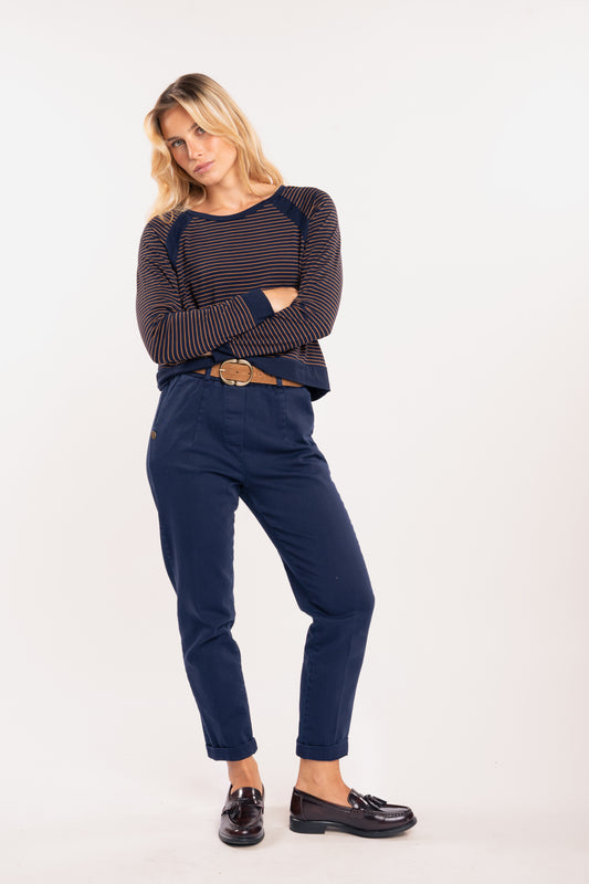 Top ray bleu marine, ceinture daim boucle fantaisie tabac et chino 7/8ème marine 