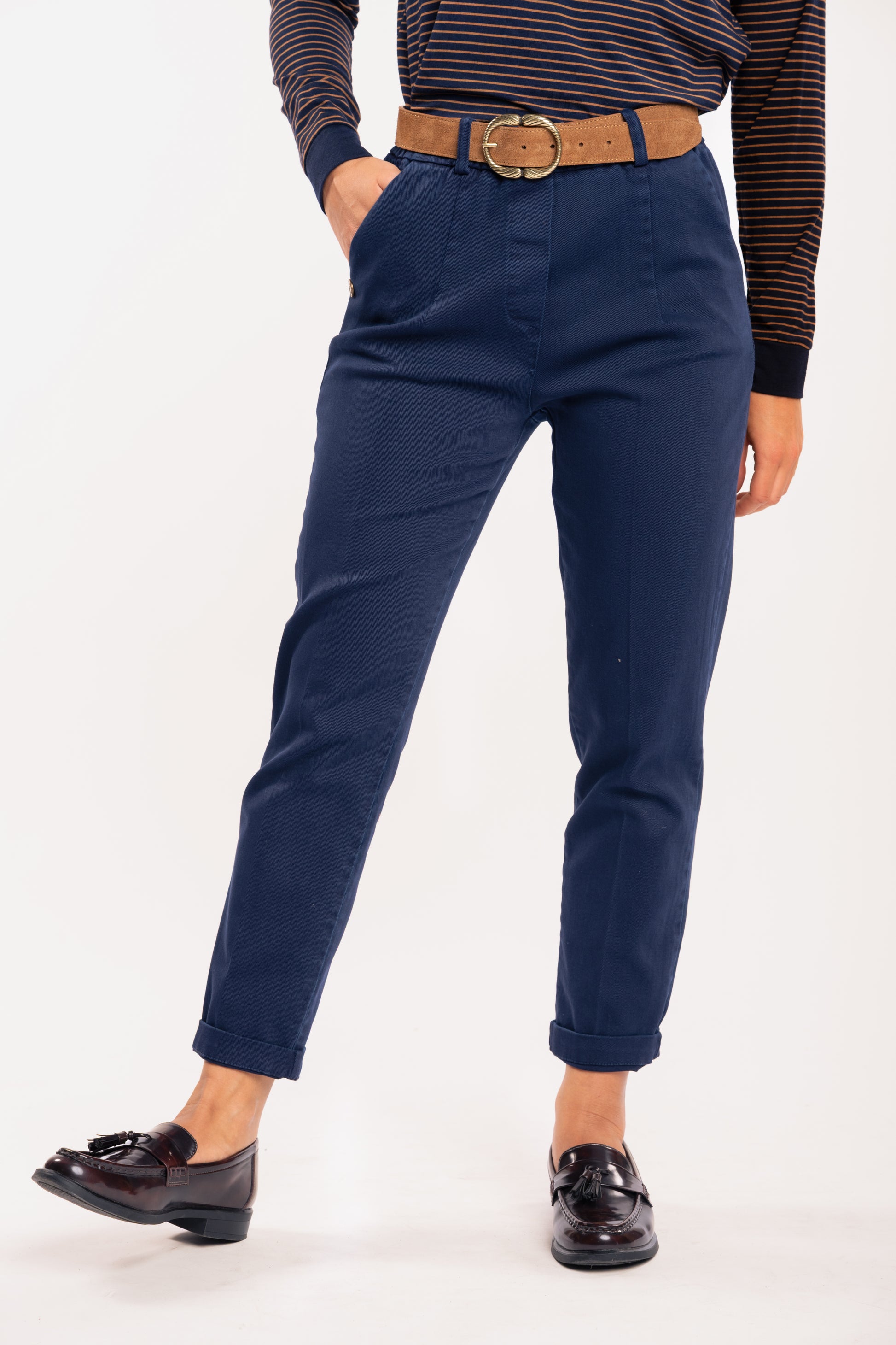 Ceinture daim boucle fantaisie tabac et chino 7/8ème marine 