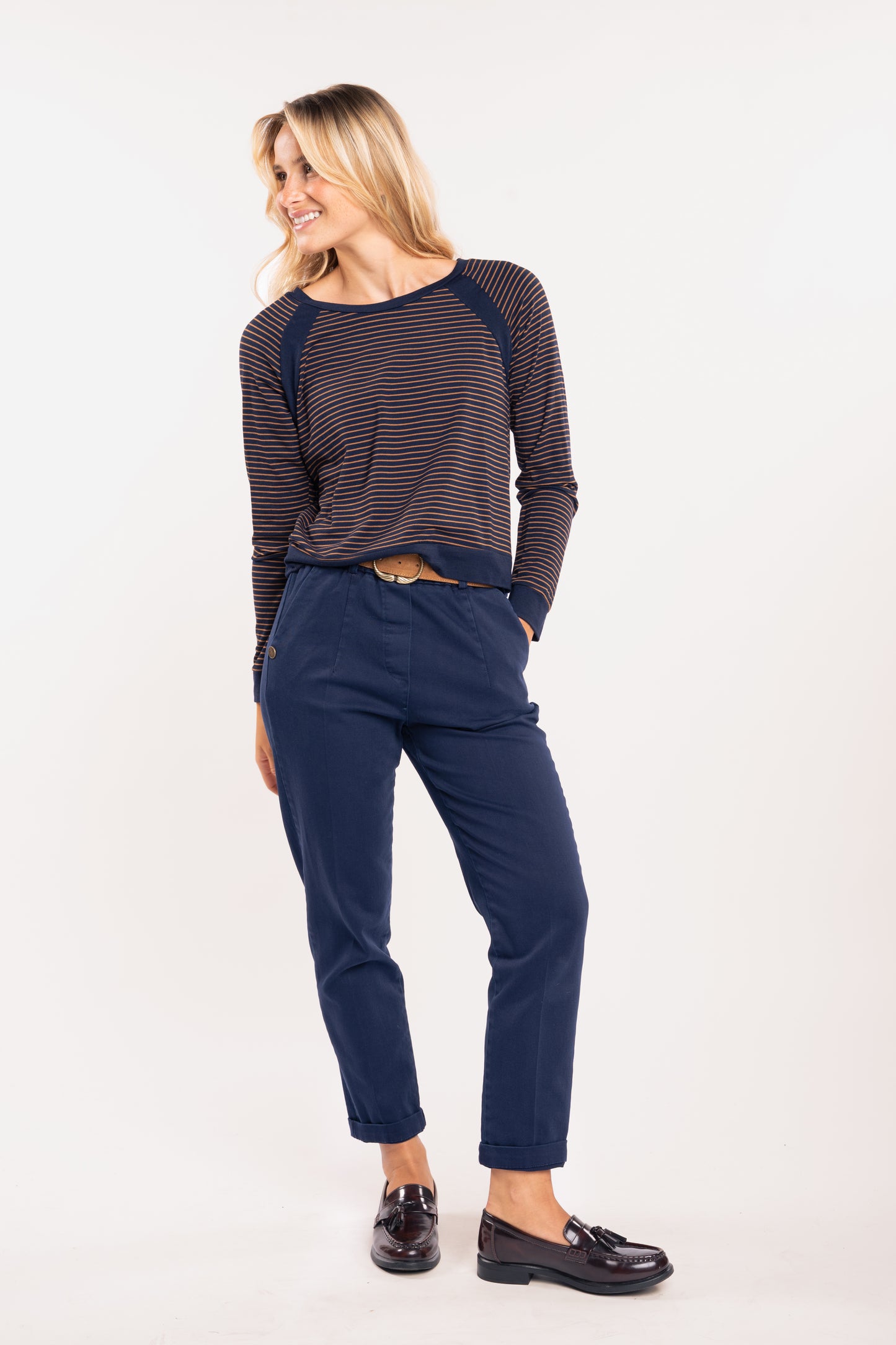 Top ray bleu marine, ceinture daim boucle fantaisie tabac et chino 7/8ème marine 