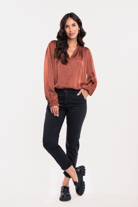 Chemise satinée acajou avec un pantalon chino noir et une paire de mocassins noir 