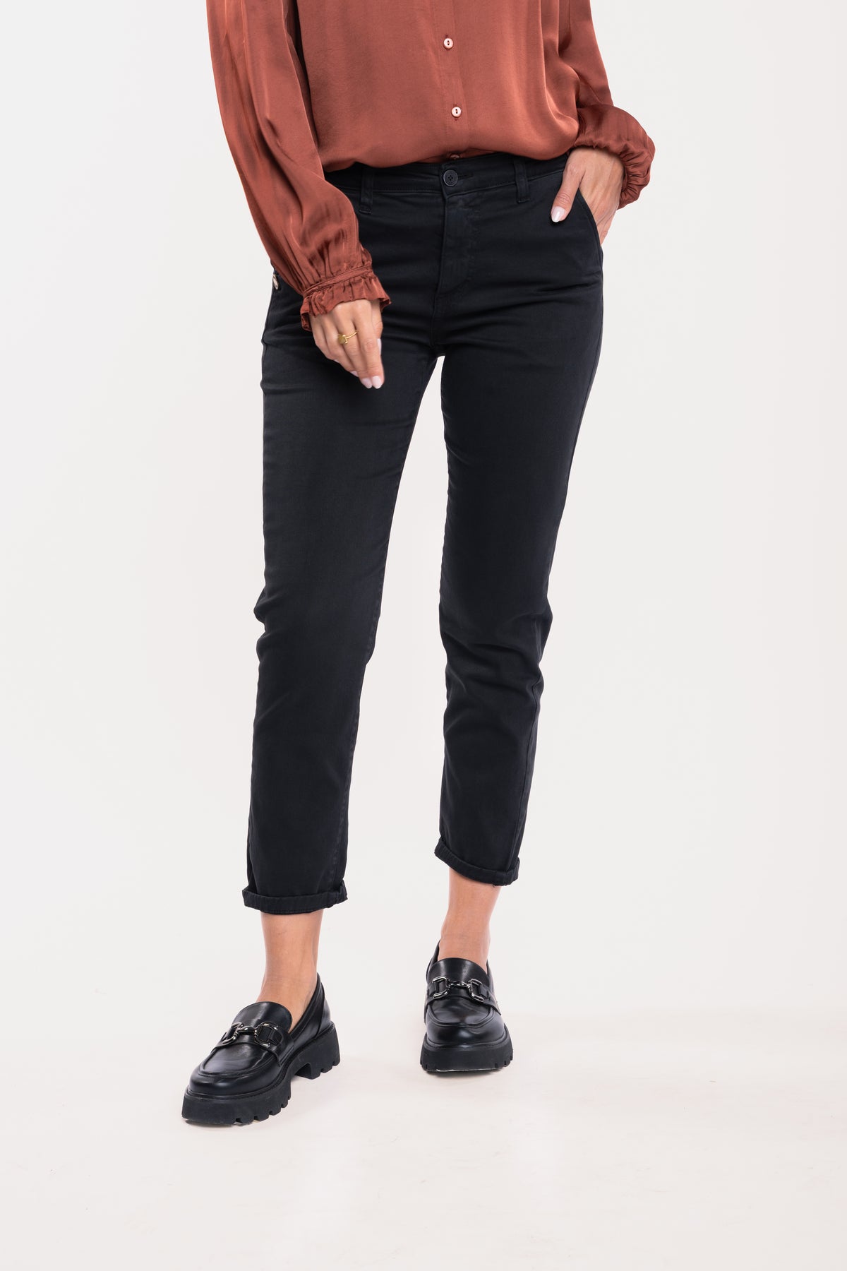 Chemise satinée acajou avec un pantalon chino noir et une paire de mocassins noir 