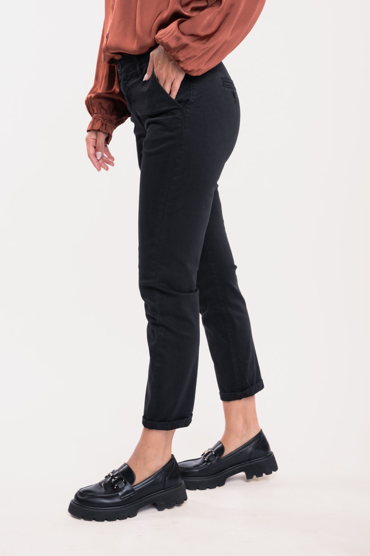 Chemise satinée acajou avec un pantalon chino noir et une paire de mocassins noir 