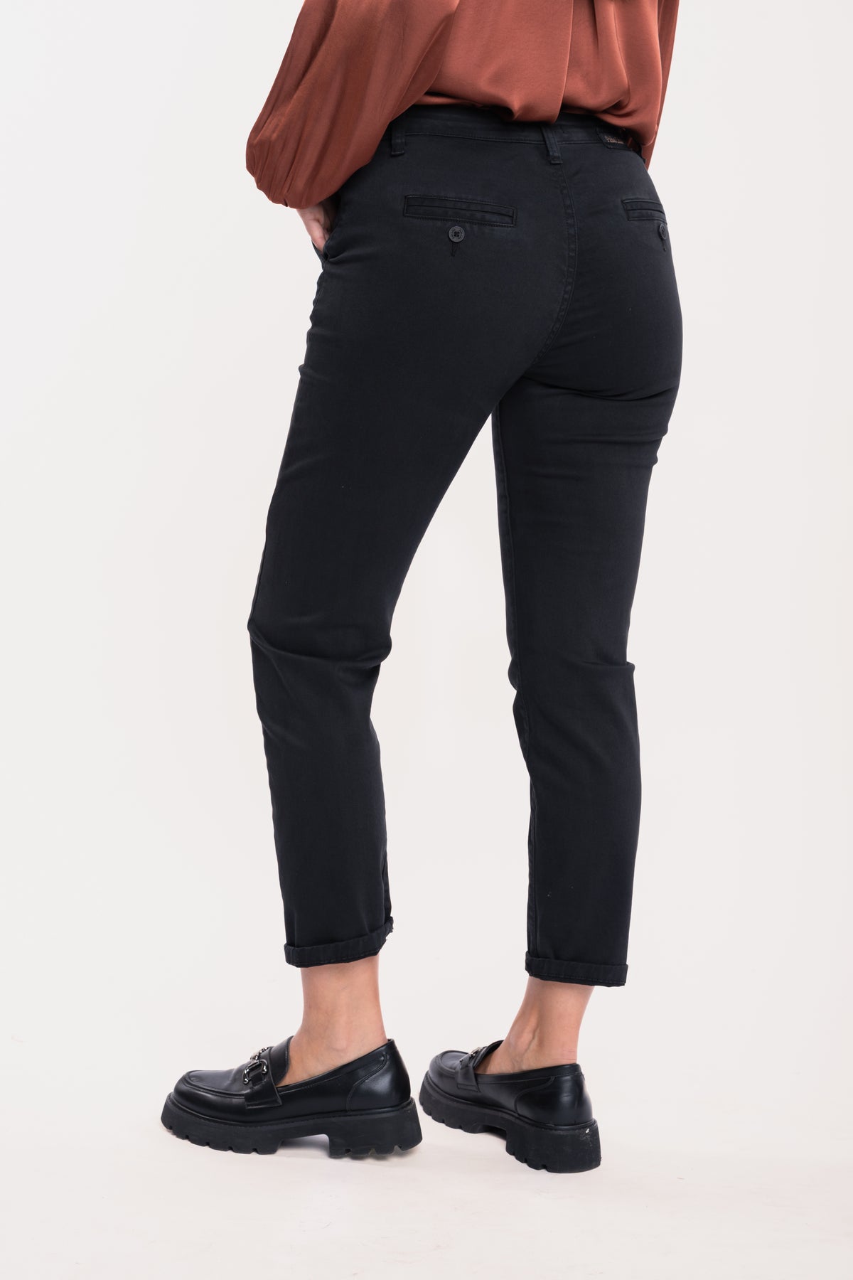 Chemise satinée acajou avec un pantalon chino noir et une paire de mocassins noir de dos