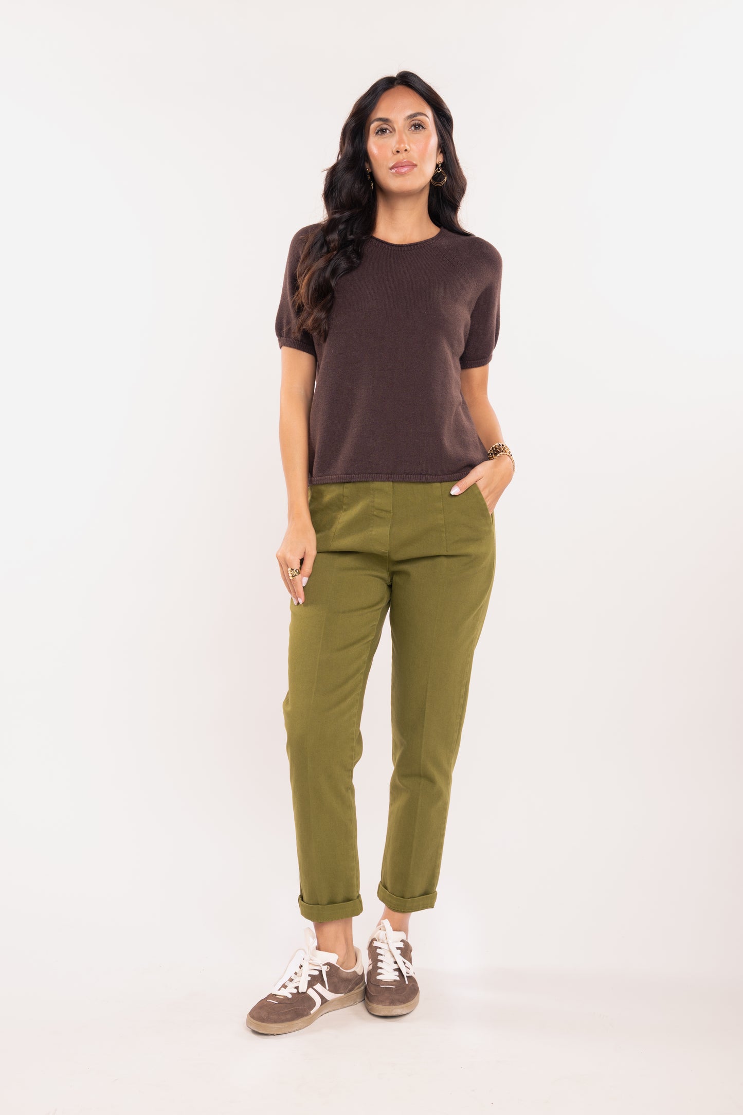 Pull manches courtes marron et pantalon chino 7/8ème pour femme vert 