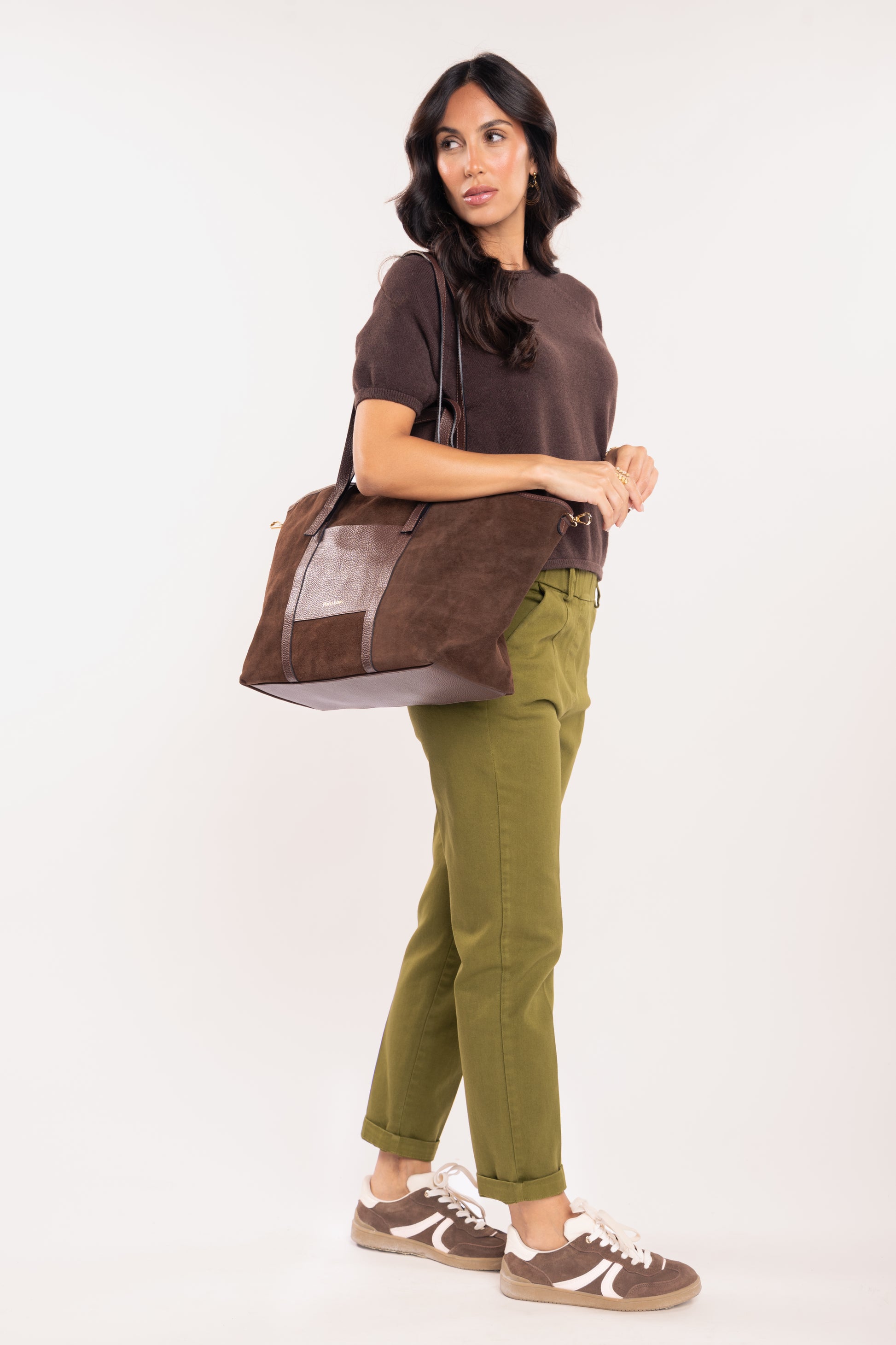 Pull manches courtes marron, pantalon chino 7/8ème pour femme vert et sac cabas en cuir marron 