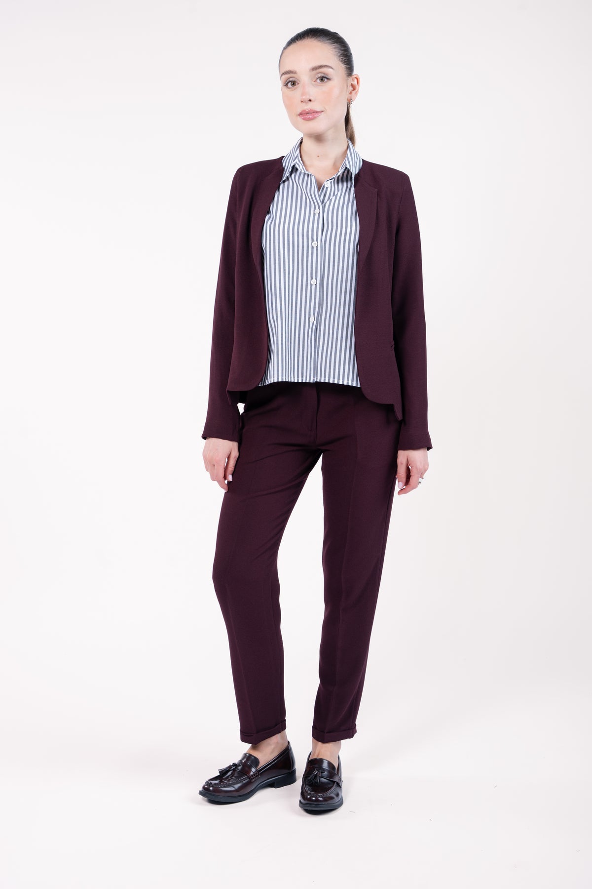 Veste courte doublure imprimée bordeaux, chemise courtes manches longues rayées gris avec pantalon 7/8ème cigarette bordeaux et mocassin 