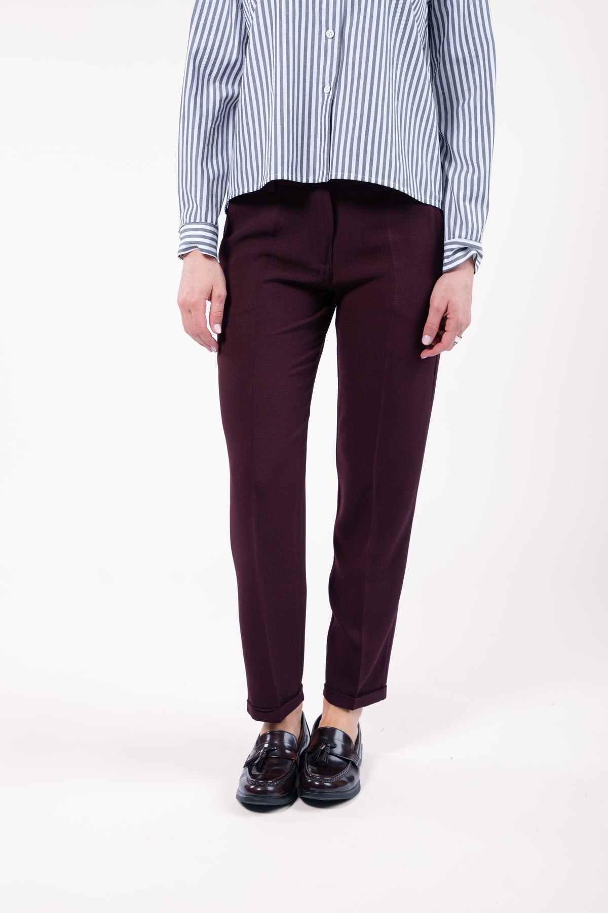 Chemise courtes manches longues rayées gris avec pantalon 7/8ème cigarette bordeaux et mocassin 