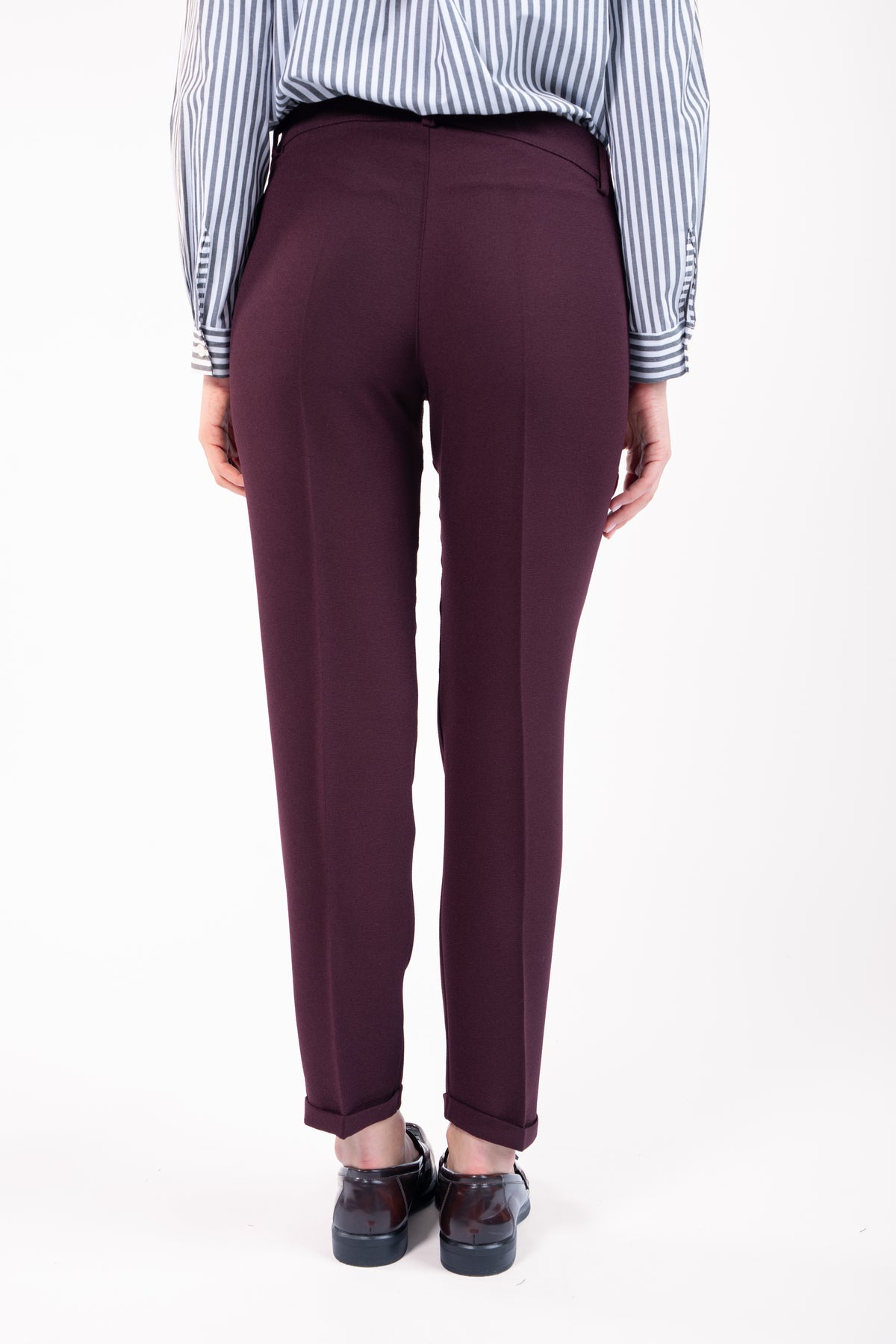 Chemise courtes manches longues rayées gris avec pantalon 7/8ème cigarette bordeaux et mocassin de dos