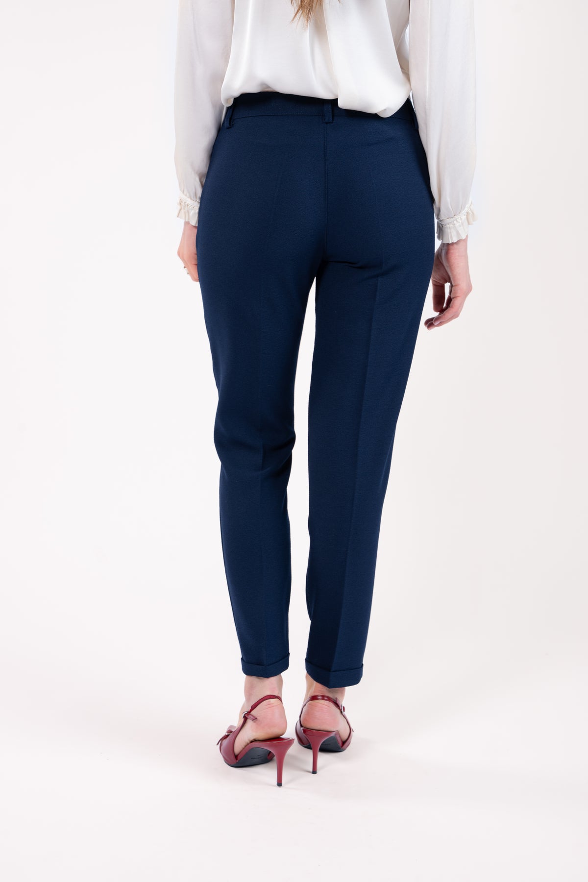 Pantalon cigarette 7/8ème femme marine et talon rouge de dos
