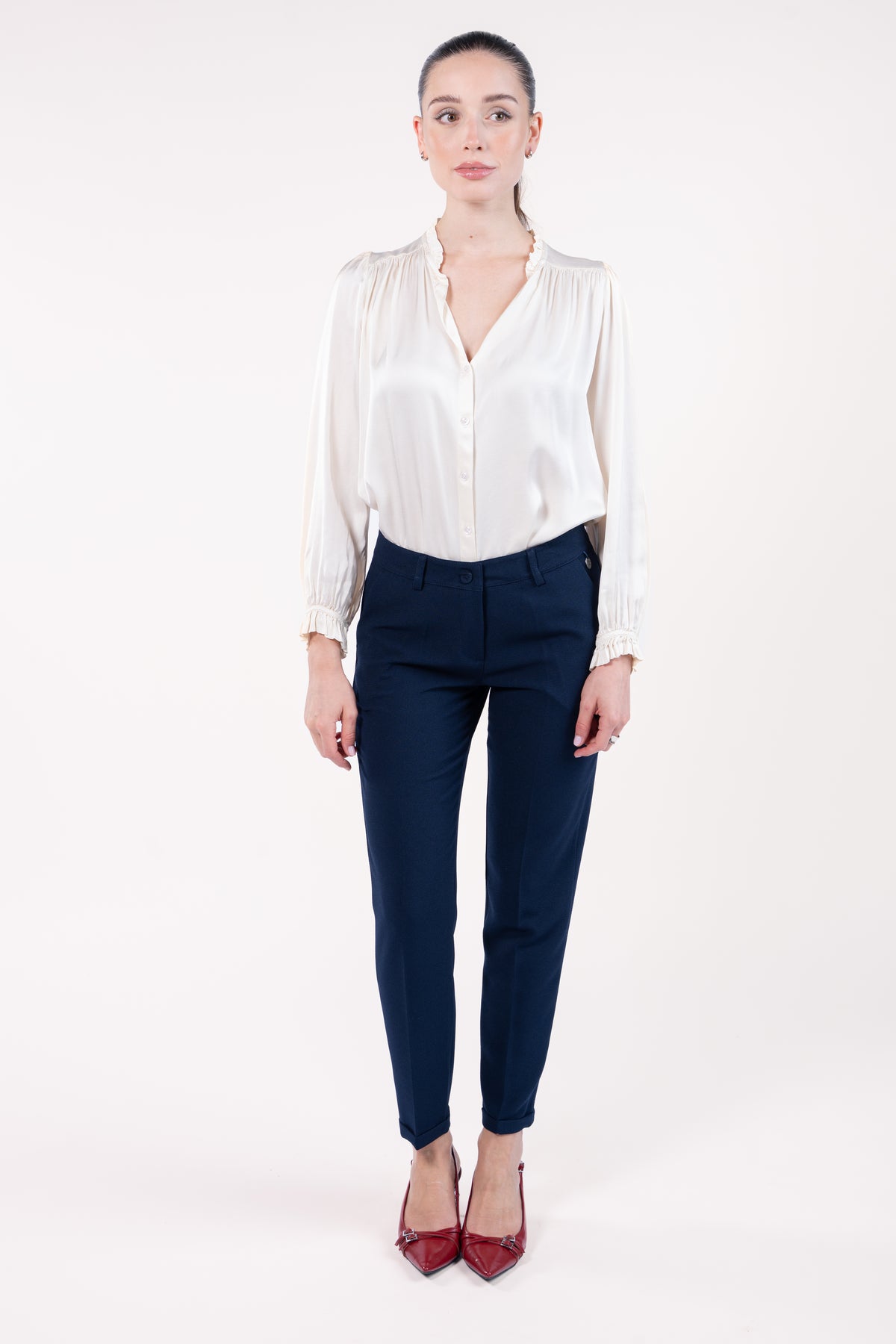 Chemise col plissé naturel et pantalon cigarette 7/8ème femme marine et talon rouge