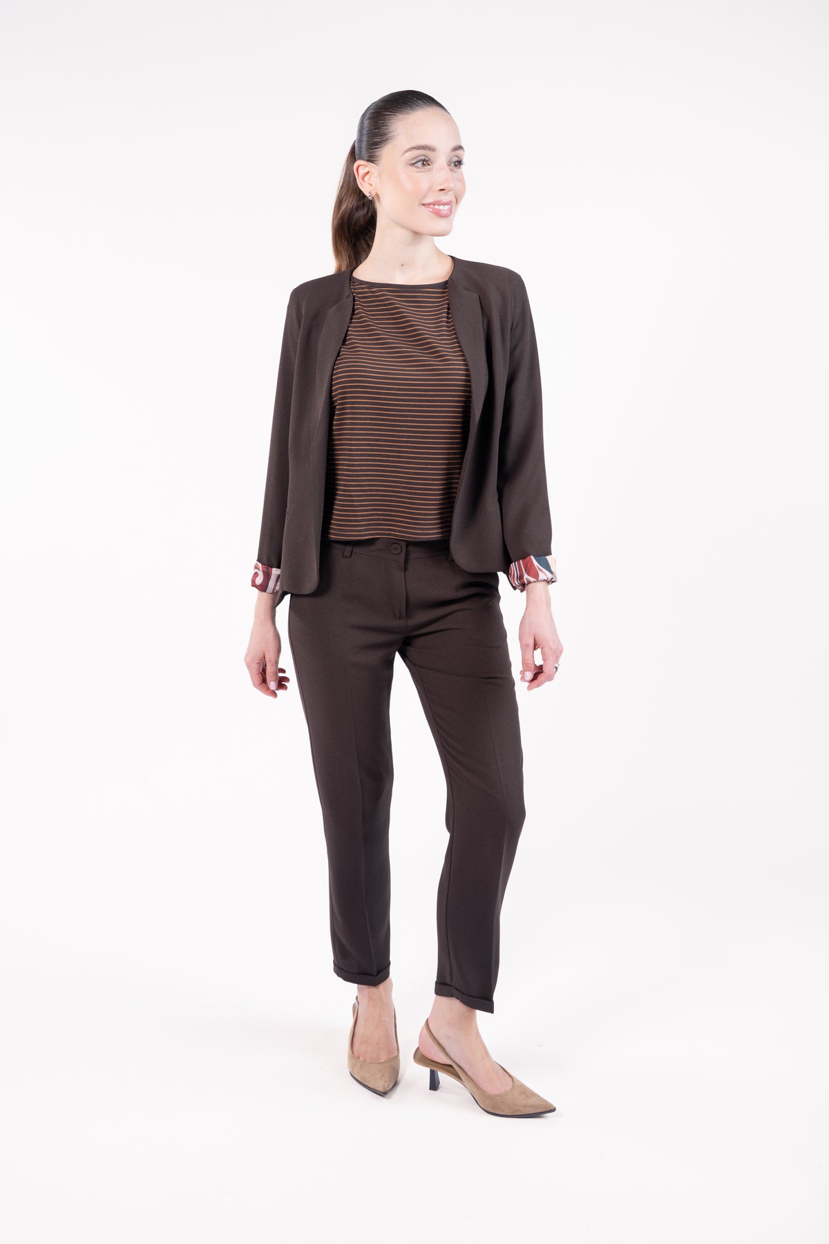 Veste courte doublure imprimée marron avec top col bateau bouton dos choco/tabac, pantalon 7/8ème cigarette marron et talon beige 