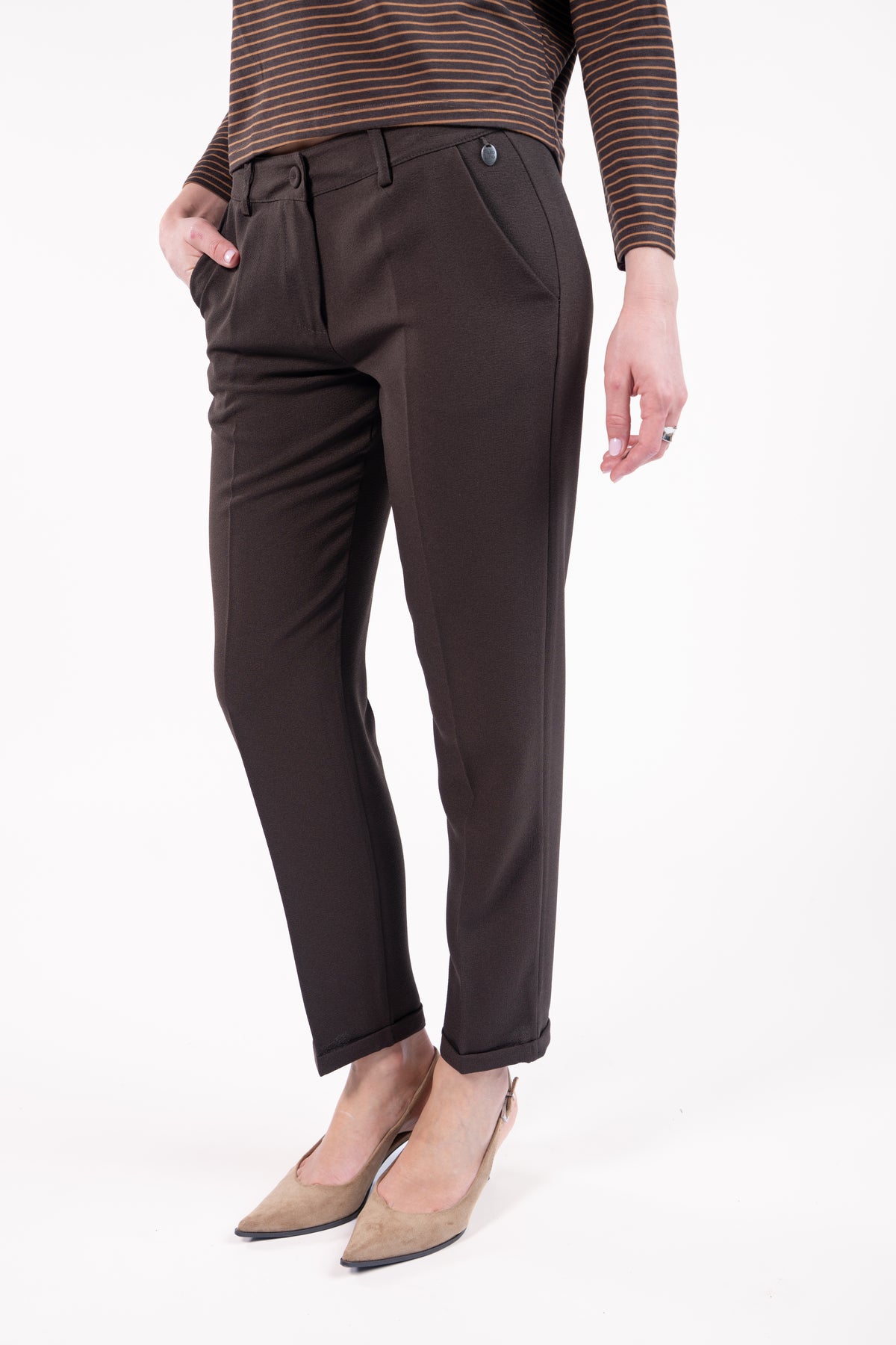Top col bateau bouton dos choco/tabac, pantalon 7/8ème cigarette marron et talon beige 