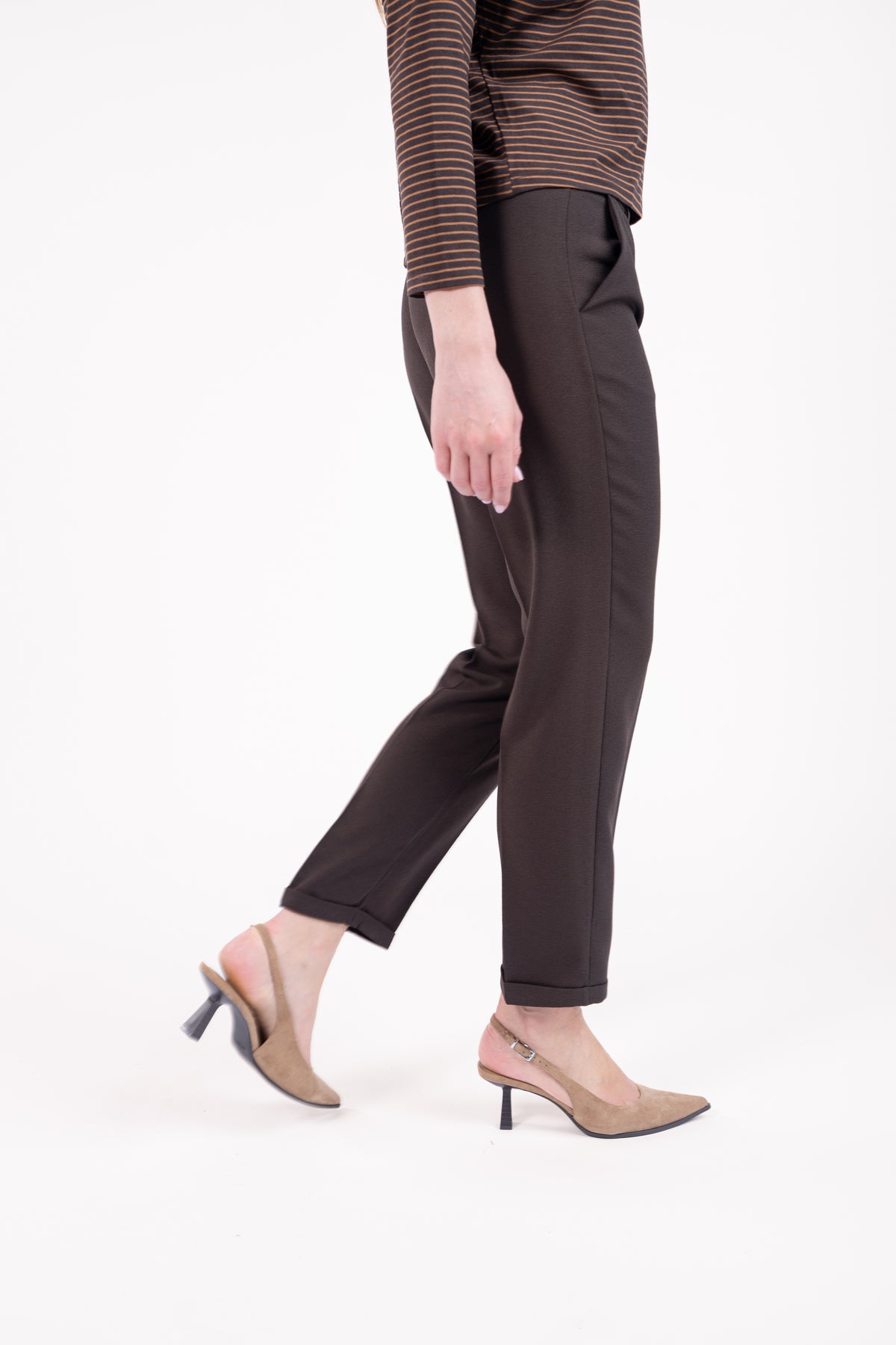 Top col bateau bouton dos choco/tabac, pantalon 7/8ème cigarette marron et talon beige 