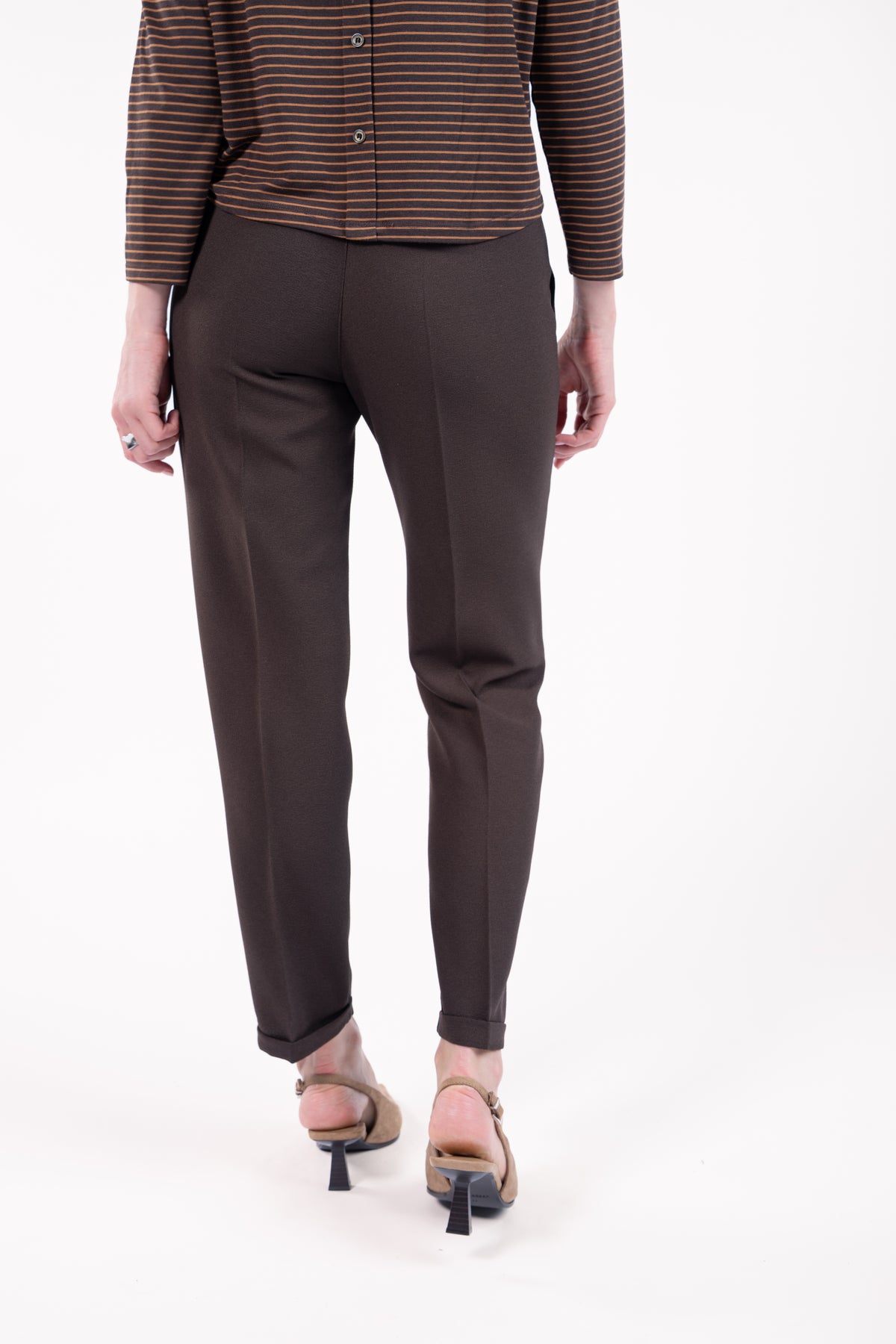 Top col bateau bouton dos choco/tabac, pantalon 7/8ème cigarette marron et talon beige de dos