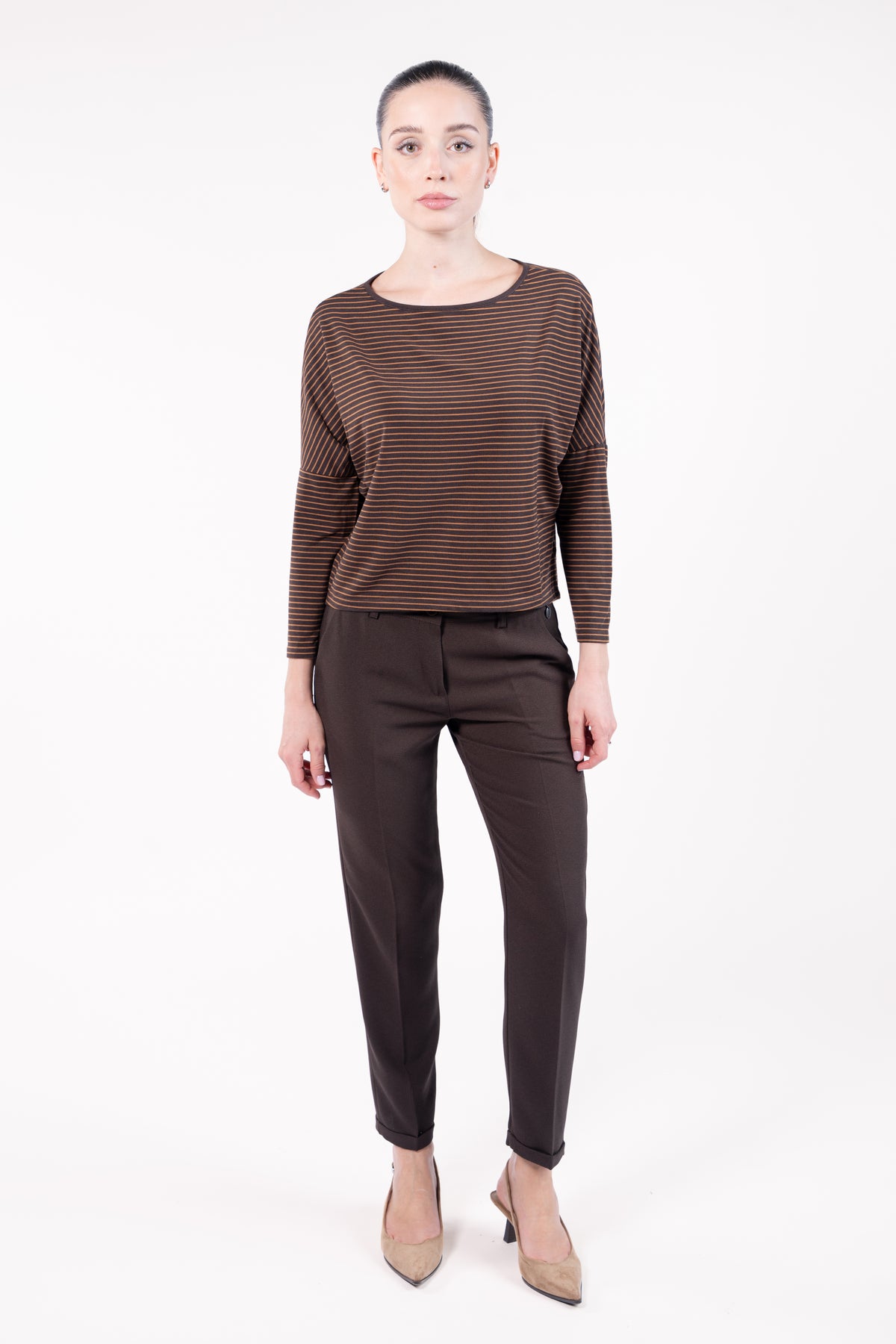 Top col bateau bouton dos choco/tabac, pantalon 7/8ème cigarette marron et talon beige 
