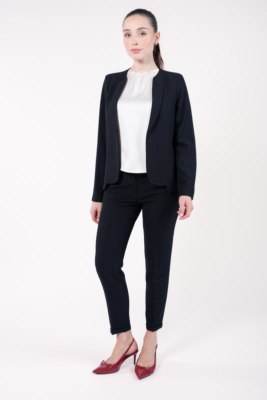 Veste courte doublure imprimée noir, top mini manches stretch naturel avec pantalon 7/8ème cigarette noir et talon rouge 