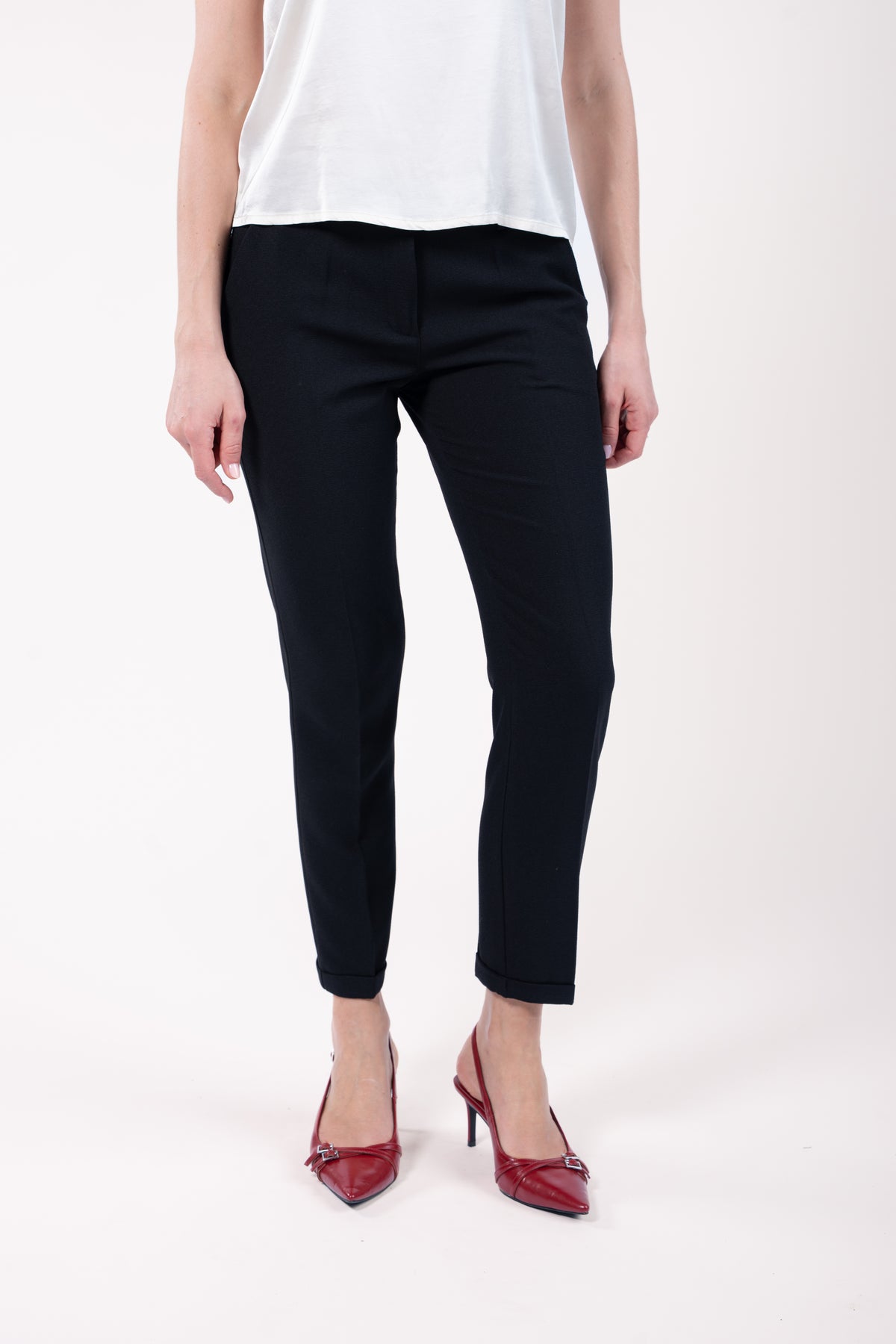 Top mini manches stretch naturel avec pantalon 7/8ème cigarette noir et talon rouge 