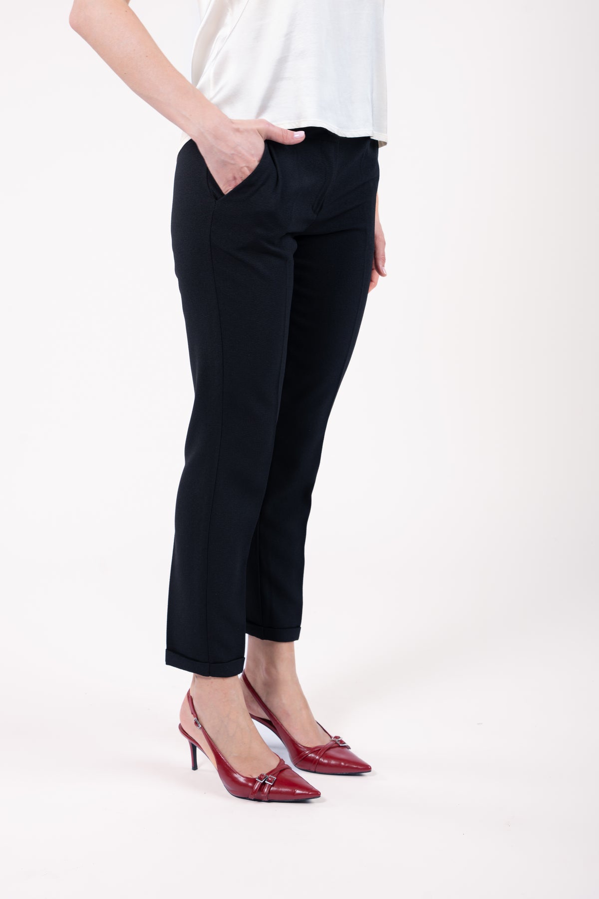 Top mini manches stretch naturel avec pantalon 7/8ème cigarette noir et talon rouge 