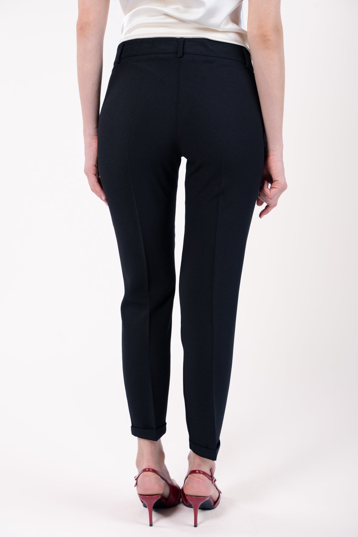Top mini manches stretch naturel avec pantalon 7/8ème cigarette noir et talon rouge de dos