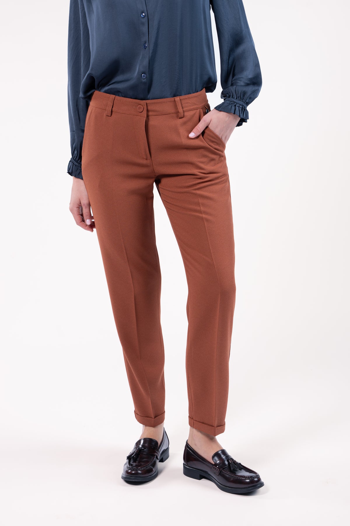 Chemise col plissé bleu nuit avec pantalon 7/8ème cigarette terracotta et mocassin 