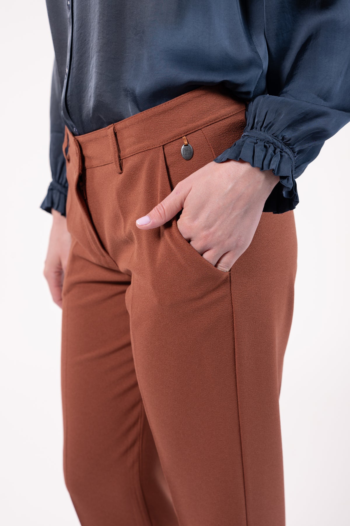 Chemise col plissé bleu nuit avec pantalon 7/8ème cigarette terracotta