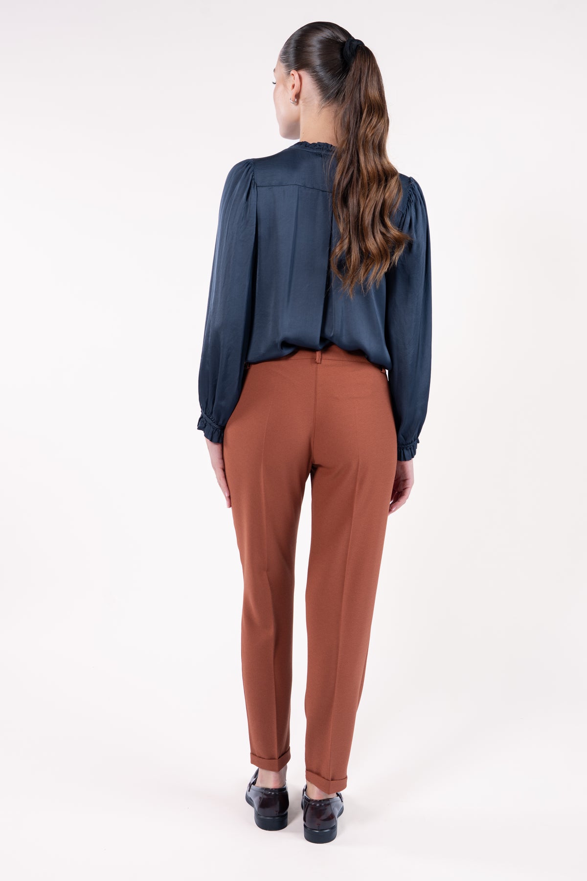 Chemise col plissé bleu nuit avec pantalon 7/8ème cigarette terracotta et mocassin de dos