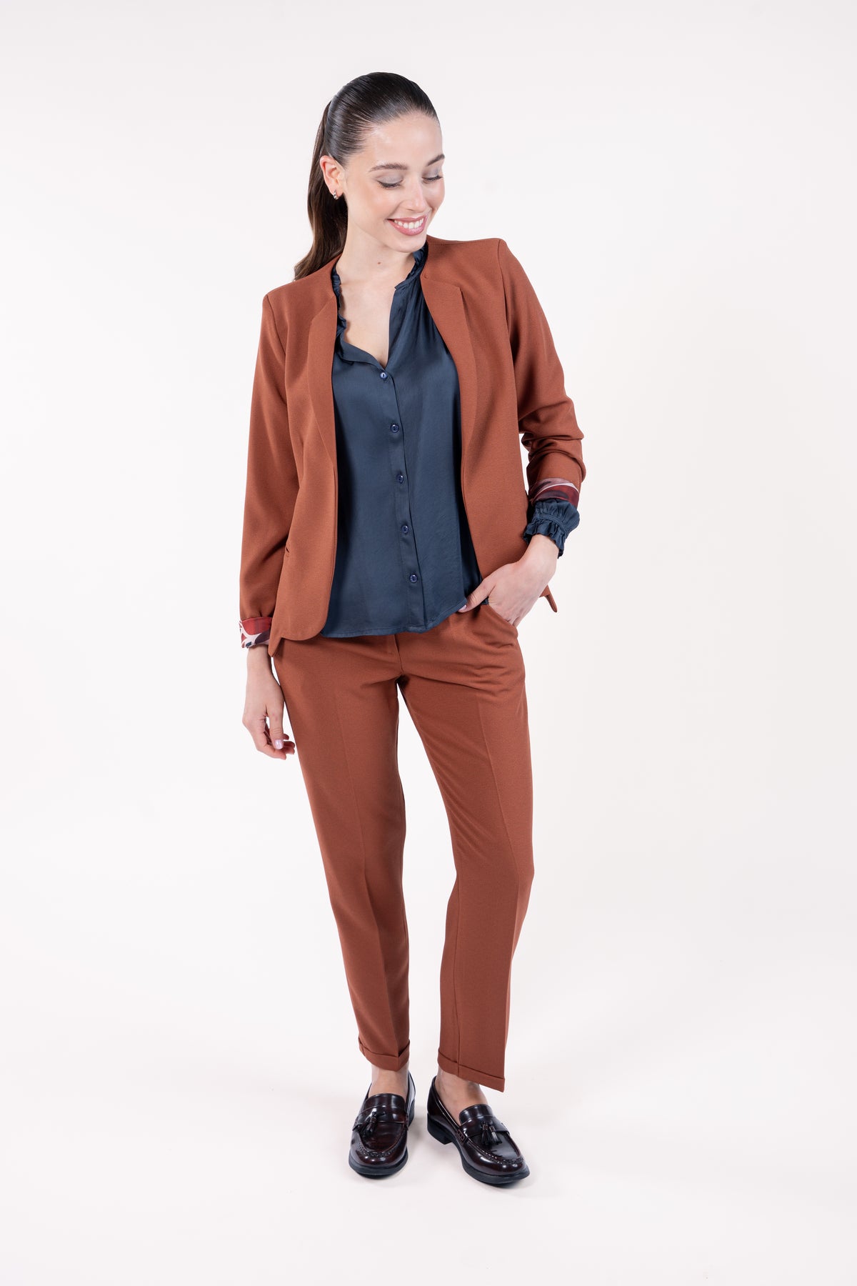 Veste courte doublure imprimée terracotta, chemise col plissé bleu nuit avec pantalon 7/8ème cigarette terracotta et mocassin 