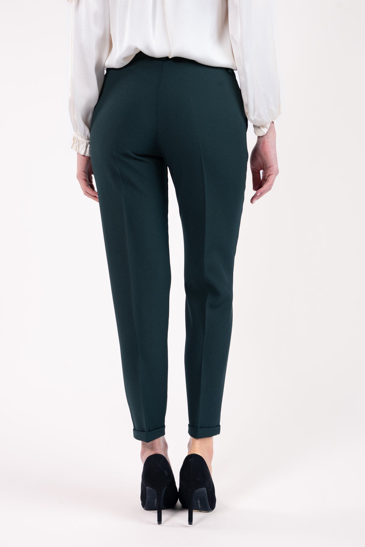 Chemise col plissé et pantalon cigarette 7/8ème vert avec talon noir de dos