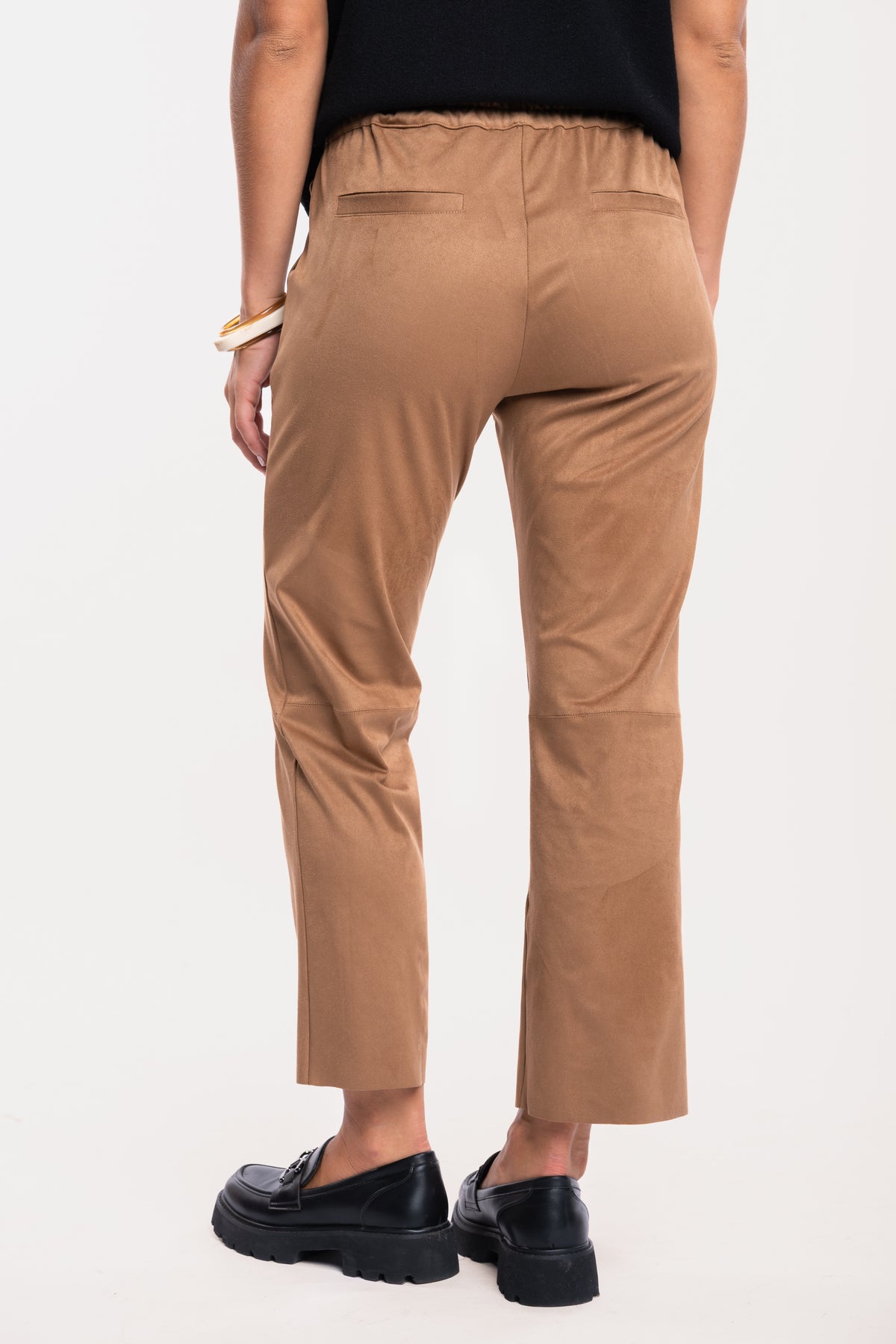 Pantalon cintré camel de dos 