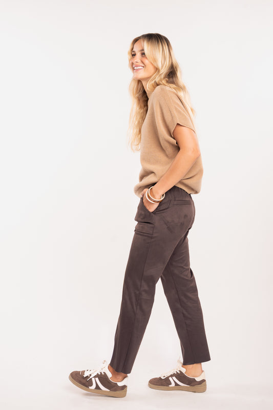 Pull ample camel et pantalon cintré marron 