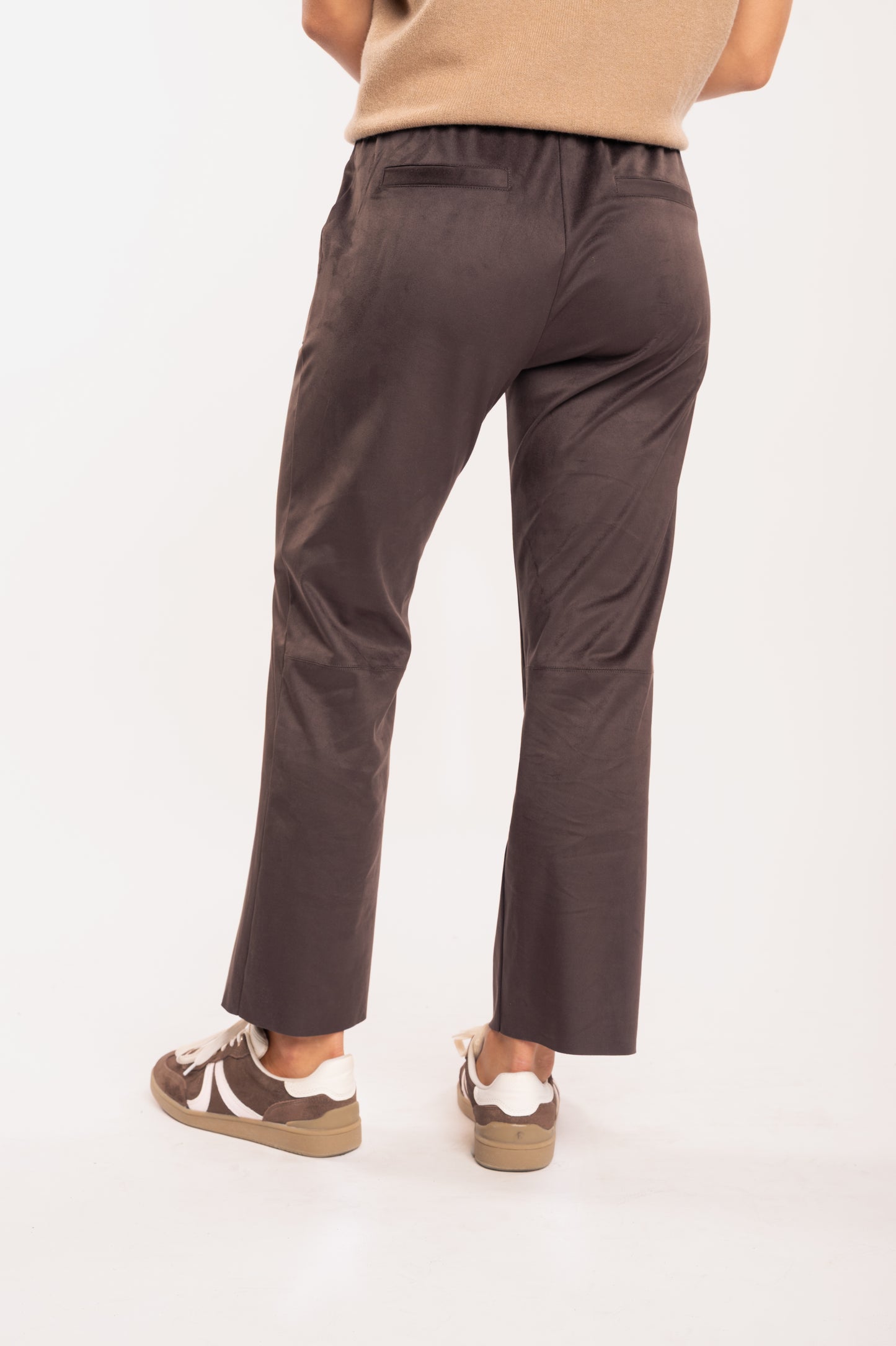 Pantalon cintré marron de dos