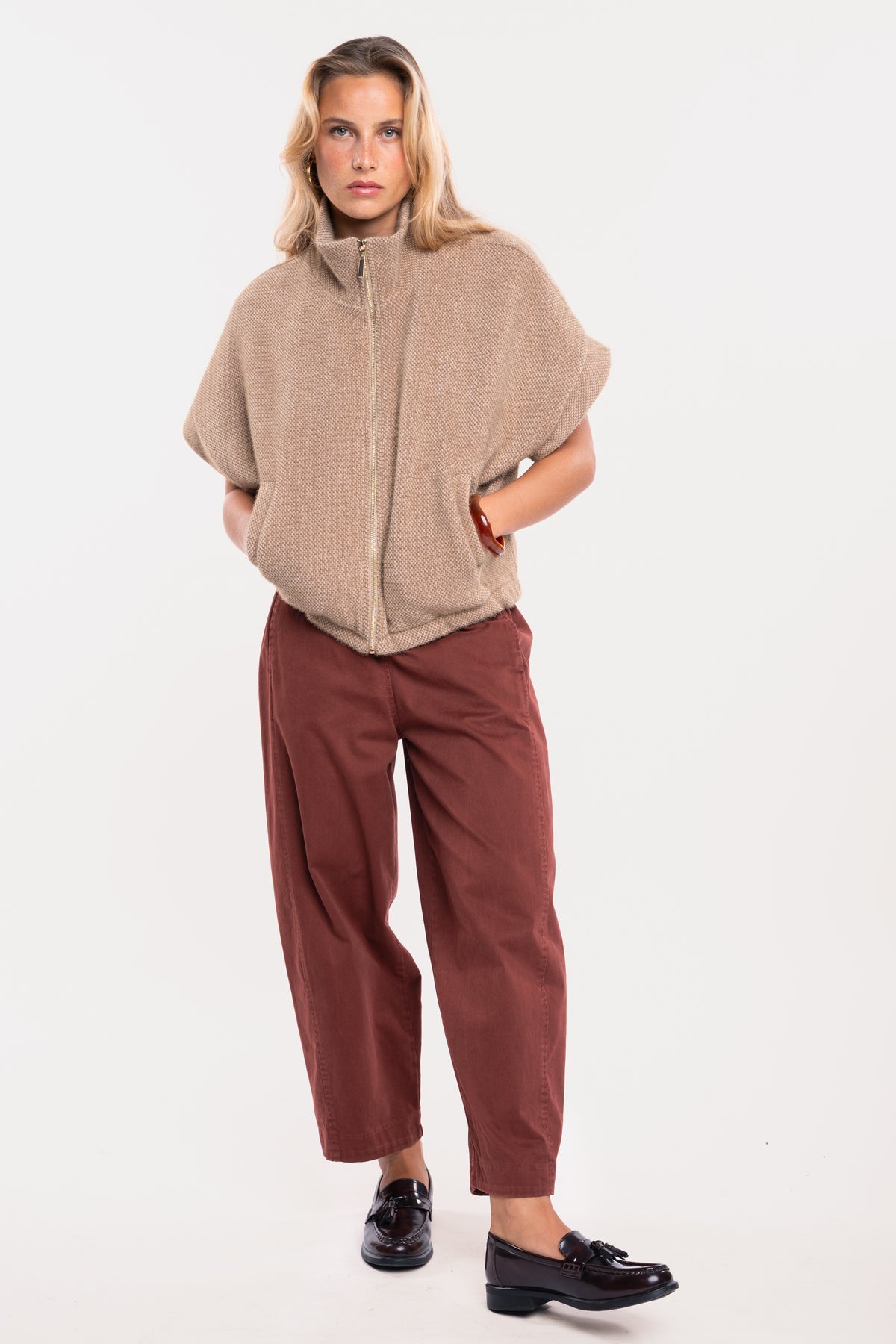 Veste zippée oversize camel avec un pantalon barrel acajou et paire de mocassins 