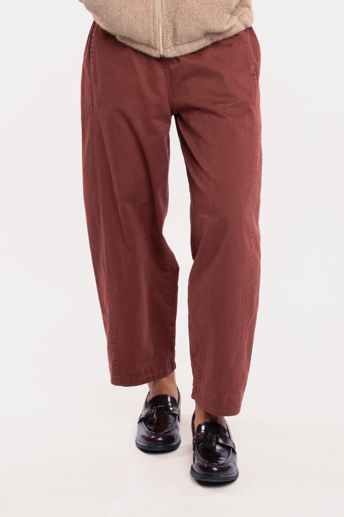 Veste zippée oversize camel avec un pantalon barrel acajou et paire de mocassins 