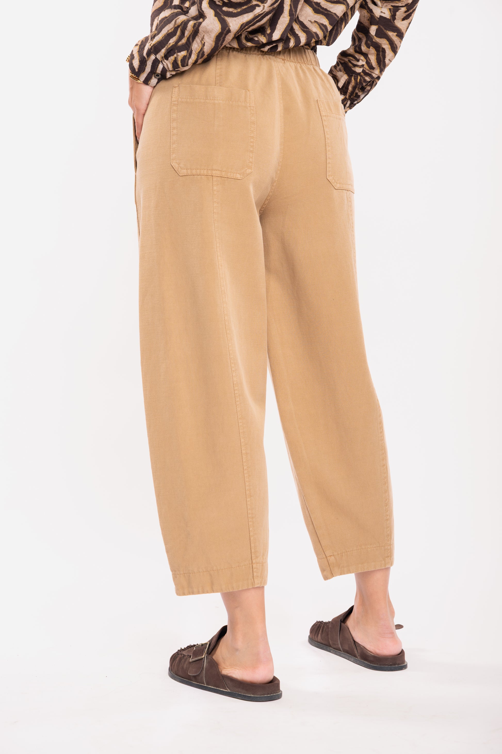Pantalon barrel camel de dos