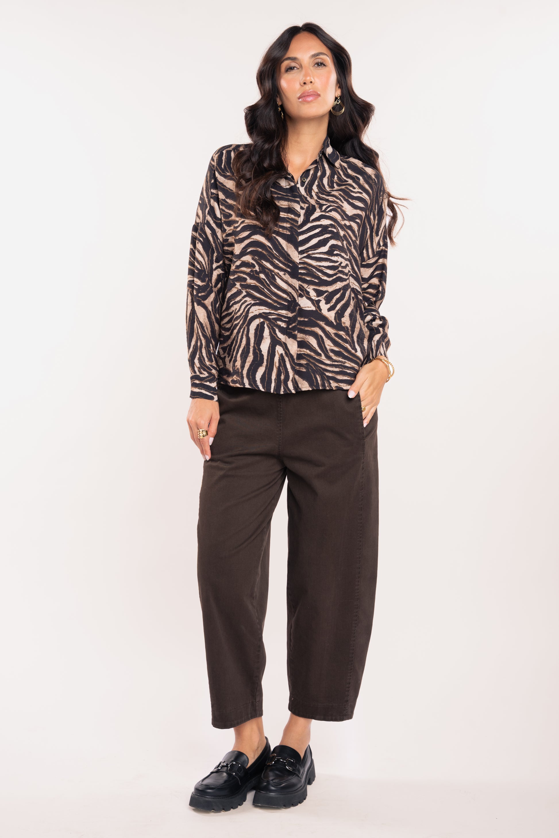 Chemise imprimée zèbre noir et pantalon 7/8ème coupe barrel marron 
