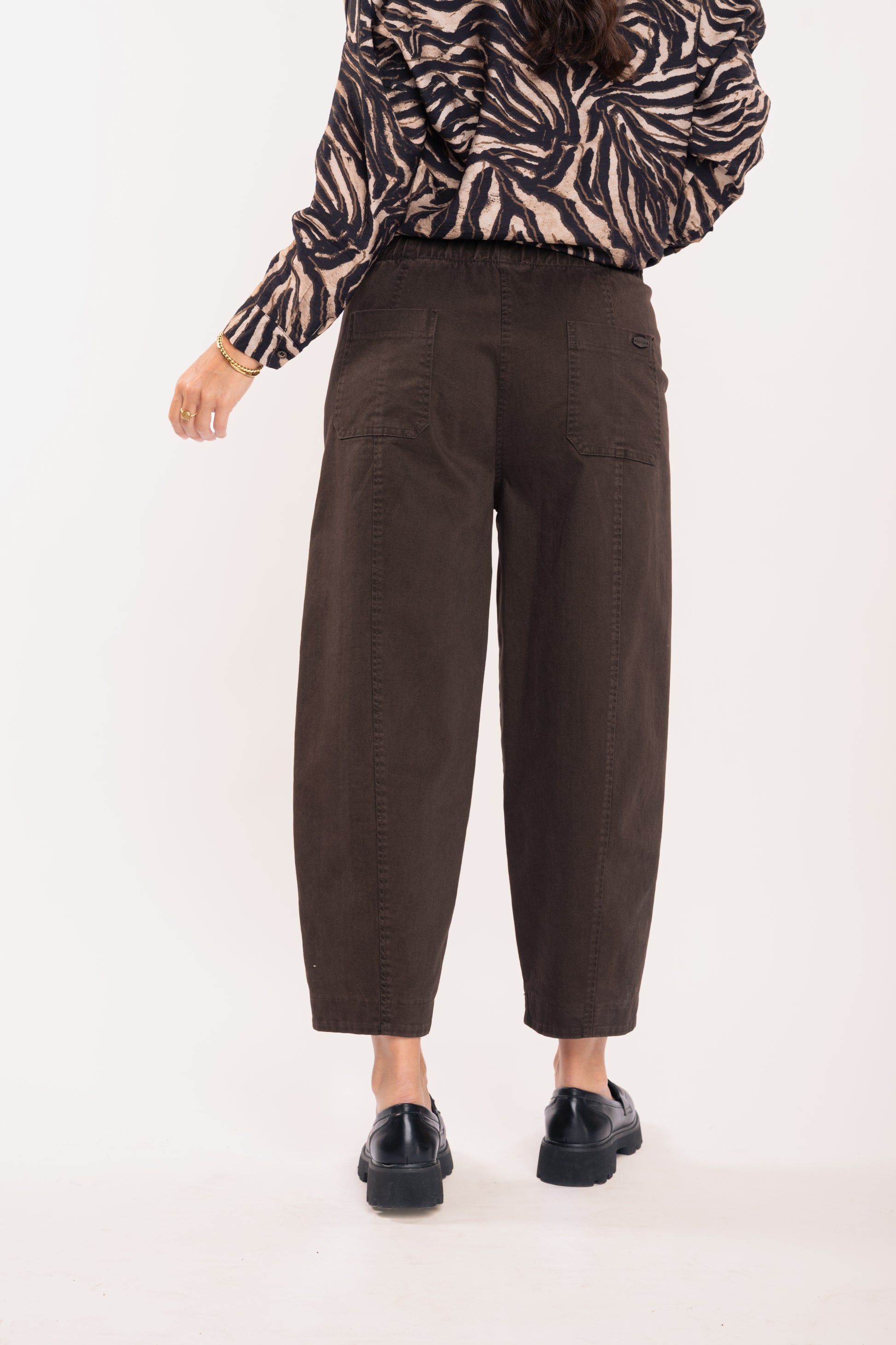 Pantalon 7/8ème coupe barrel marron de dos