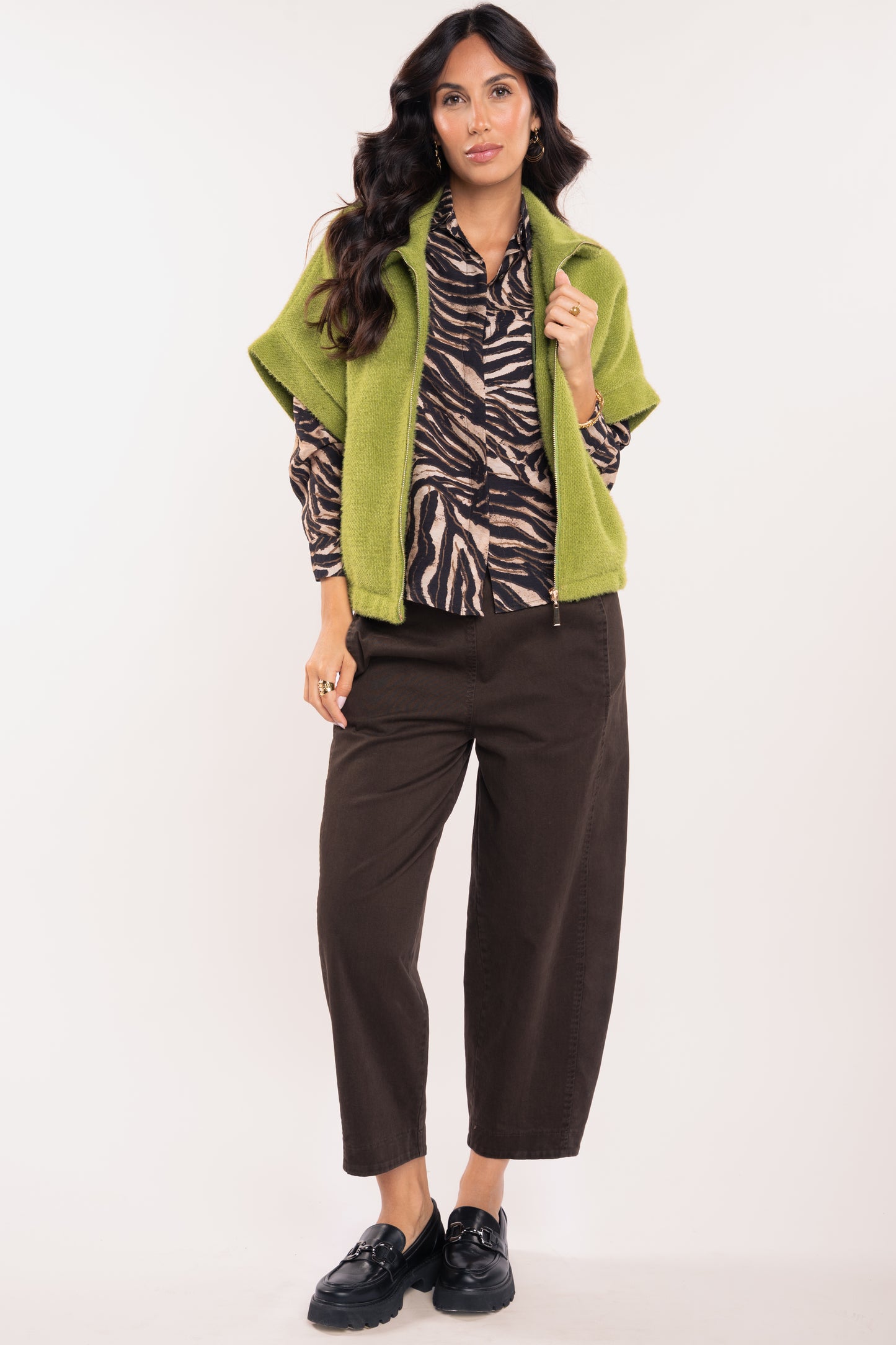 Veste zippée oversize vert olive, chemise imprimée zèbre noir et pantalon coupe 7/8ème barrel marron 