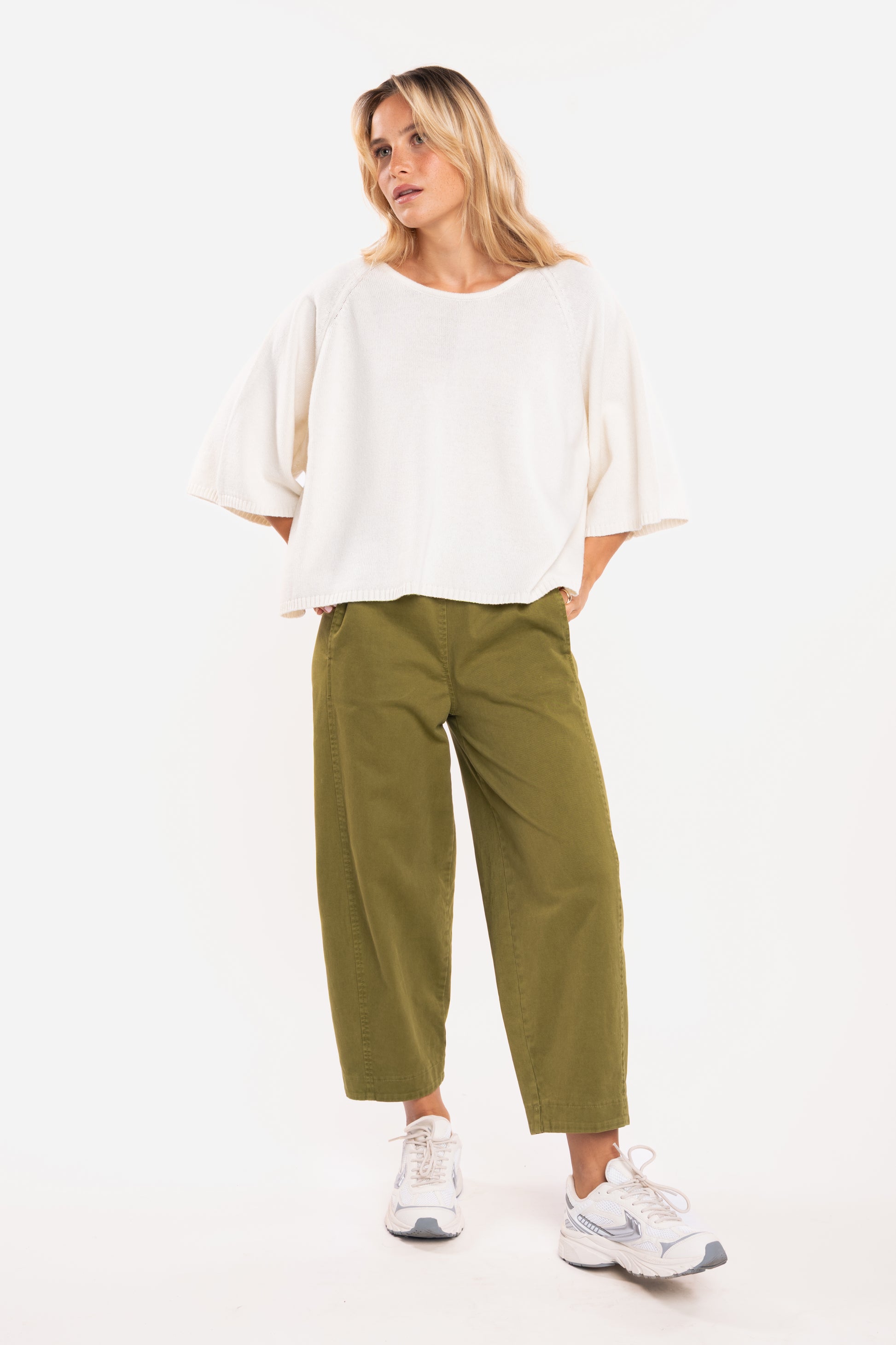 Pull oversize écru et pantalon 7/8ème coupe barrel vert 