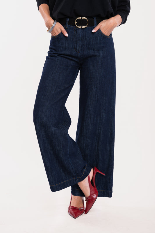 Ceinture en daim noir avec un pantalon en jean brut et une paire de talons rouges 