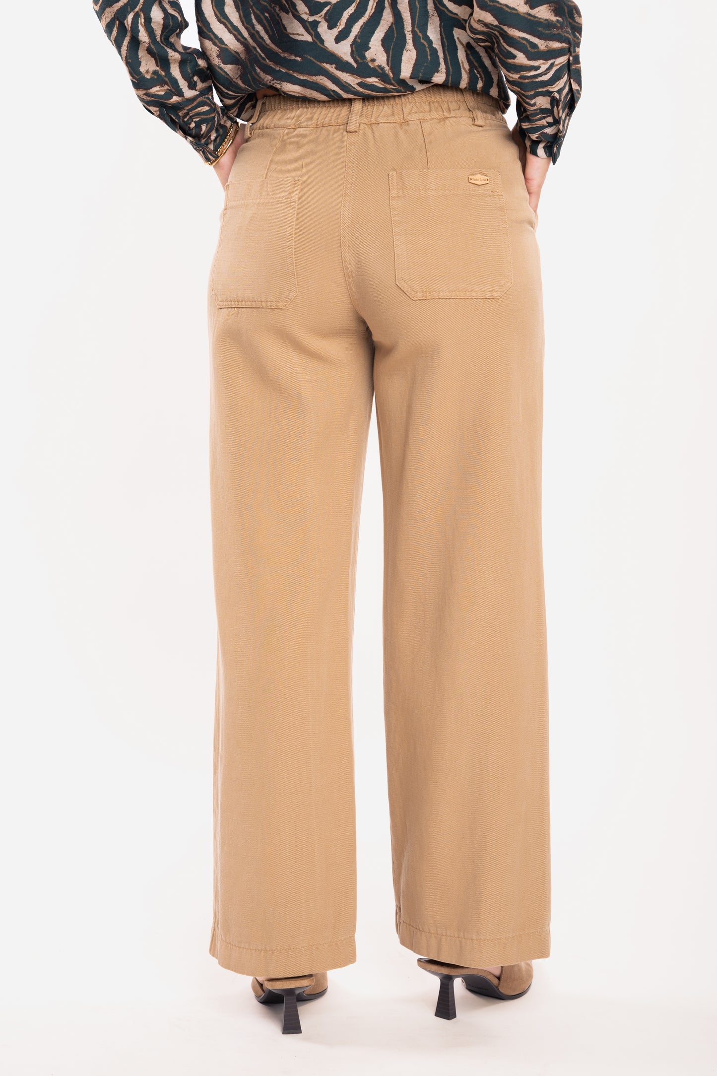 Pantalon évasé camel de dos