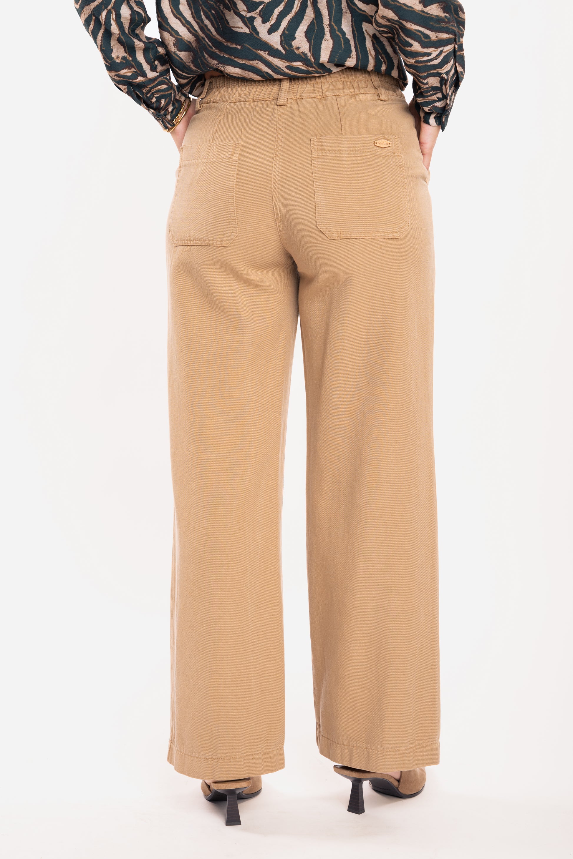 Pantalon évasé camel de dos