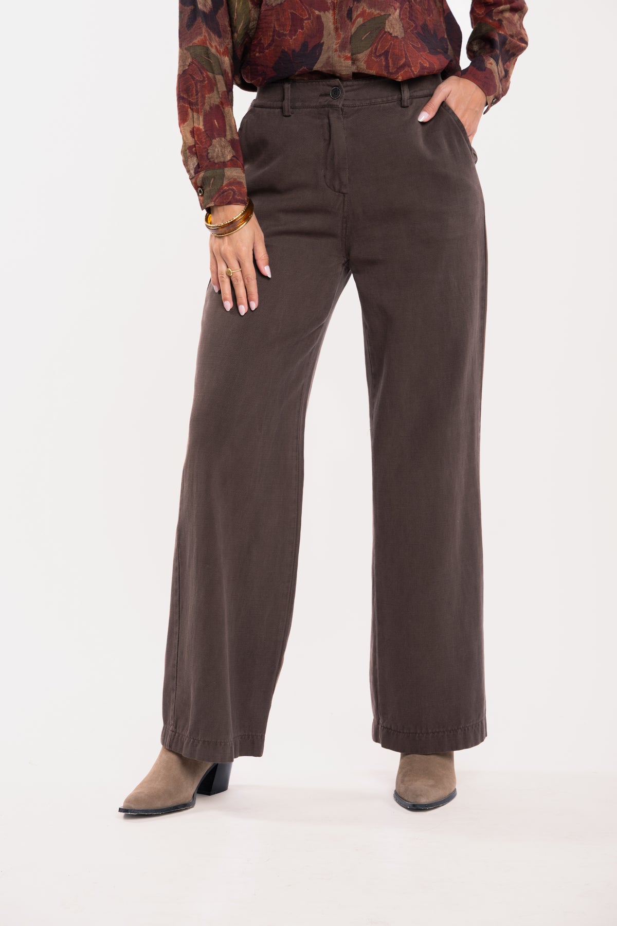 Pantalon évasé marron avec une paire de talons beiges 