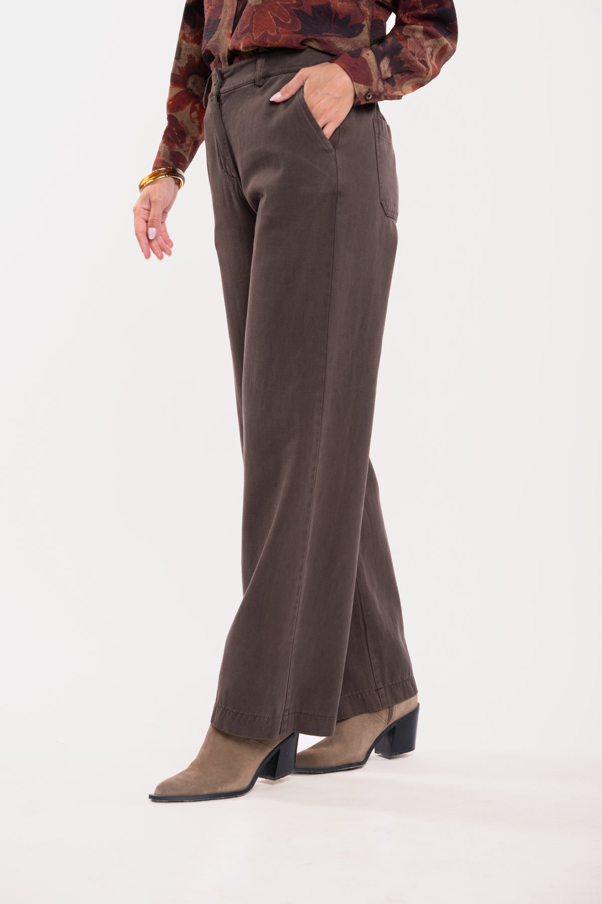 Chemise imprimée fleuris prune et pantalon évasé marron avec une paire de talons beiges 