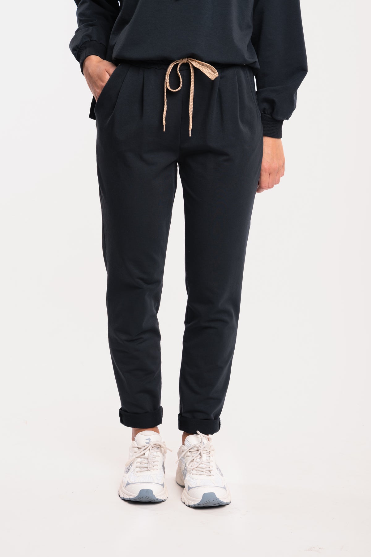 Pantalon de jogging noir et basket blanche