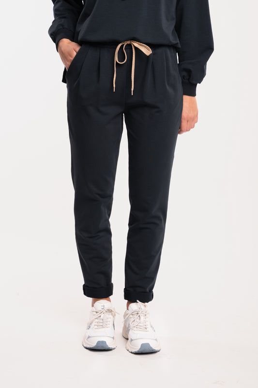 Pantalon de jogging noir et basket blanche
