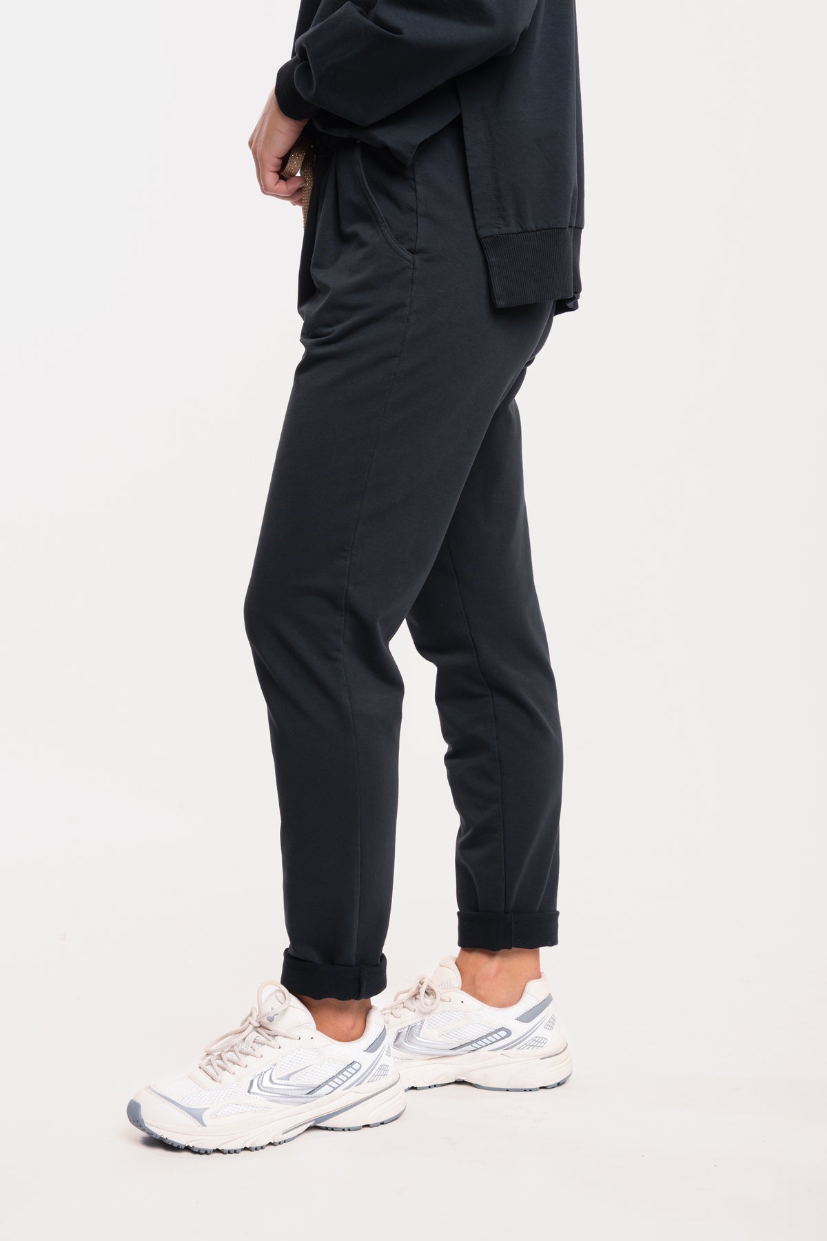 Pantalon de jogging noir et basket blanche