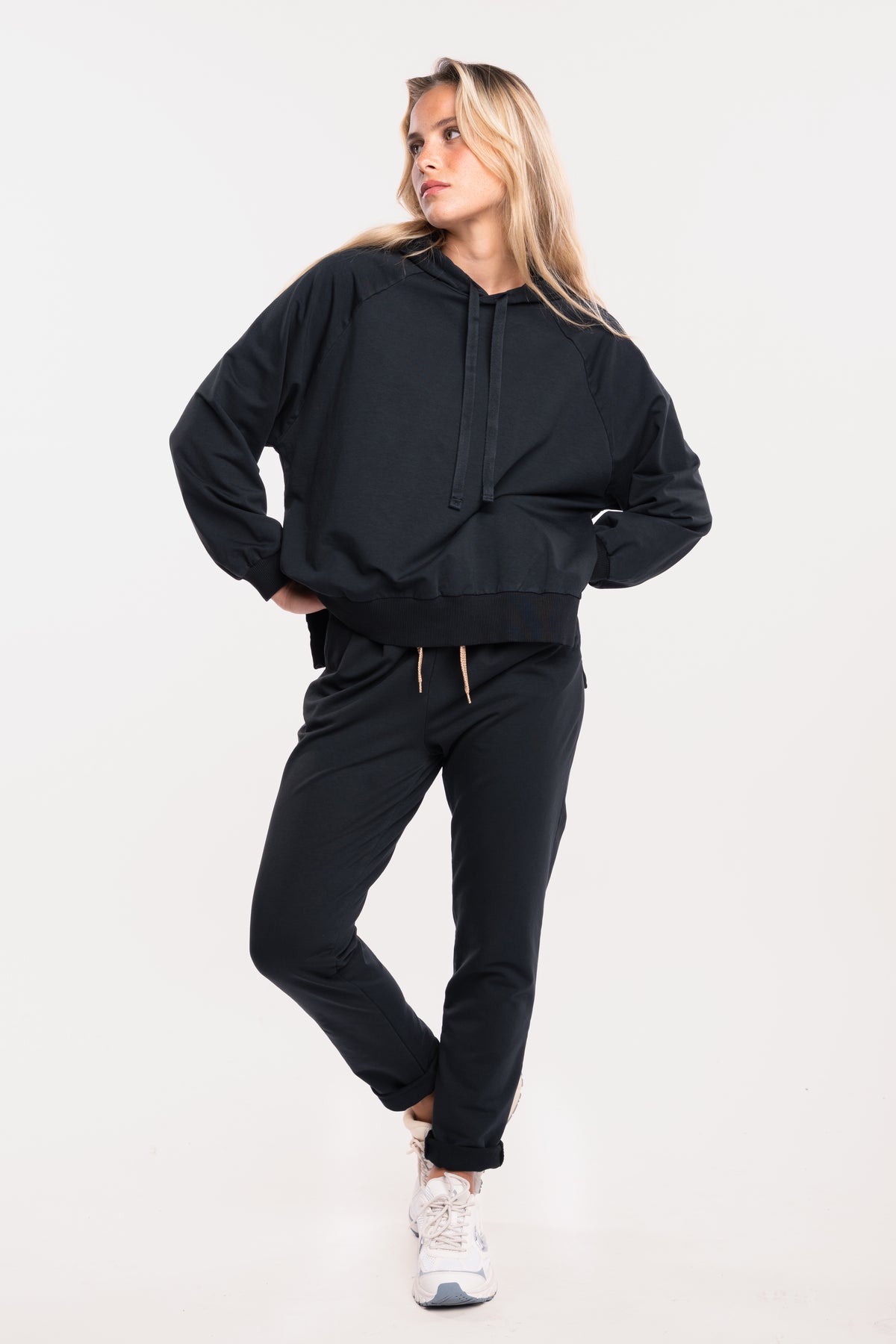 Sweat oversize noir avec pantalon de jogging noir et basket blanche